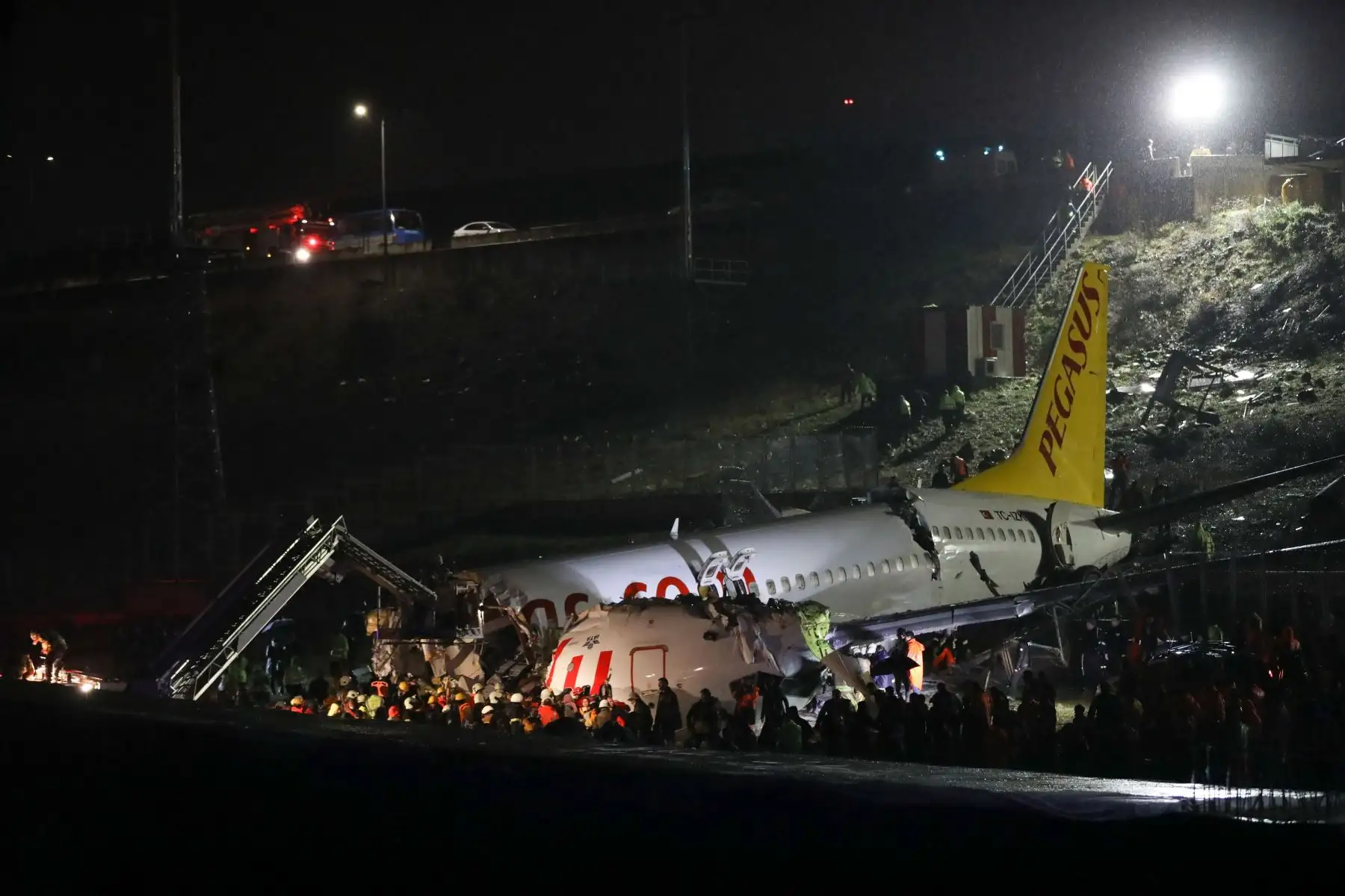 Los equipos de rescate trabajan para extraer pasajeros del accidente de un avión Boeing 737 de Pegasus Airlines, después de que se deslizó de la pista al aterrizar en el aeropuerto Sabiha Gokcen de Estambul.
Foto: AFP