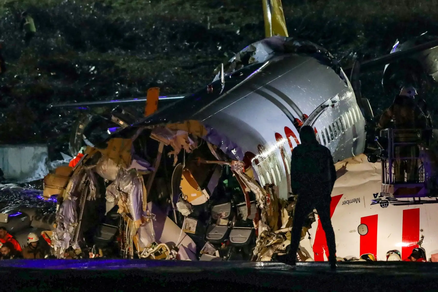Los equipos de rescate trabajan para extraer pasajeros del accidente de un avión Boeing 737 de Pegasus Airlines, después de que se deslizó de la pista al aterrizar en el aeropuerto Sabiha Gokcen de Estambul.
Foto: AFP