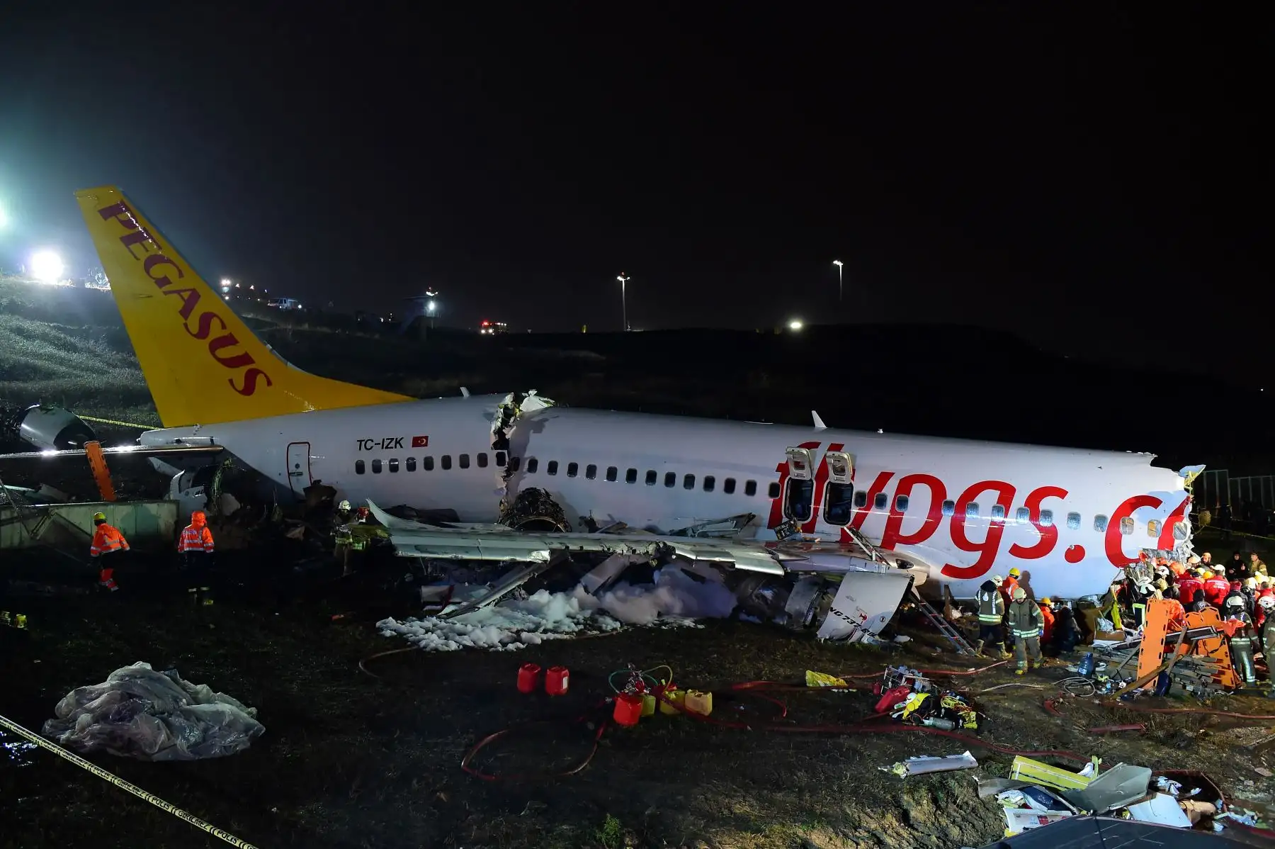 Los equipos de rescate trabajan para extraer pasajeros del accidente de un avión Boeing 737 de Pegasus Airlines, después de que se deslizó de la pista al aterrizar en el aeropuerto Sabiha Gokcen de Estambul.
Foto: AFP