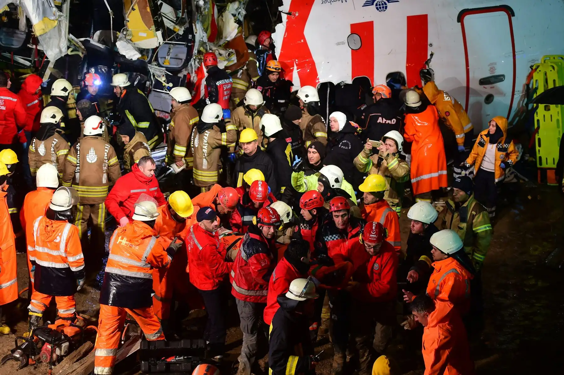 Los equipos de rescate trabajan para extraer pasajeros del accidente de un avión Boeing 737 de Pegasus Airlines, después de que se deslizó de la pista al aterrizar en el aeropuerto Sabiha Gokcen de Estambul.
Foto: AFP