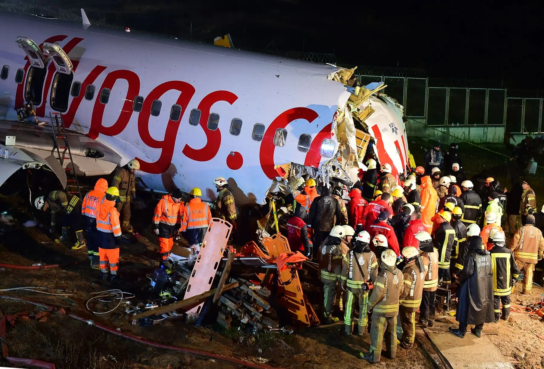 Los equipos de rescate trabajan para extraer pasajeros del accidente de un avión Boeing 737 de Pegasus Airlines, después de que se deslizó de la pista al aterrizar en el aeropuerto Sabiha Gokcen de Estambul.
Foto: AFP