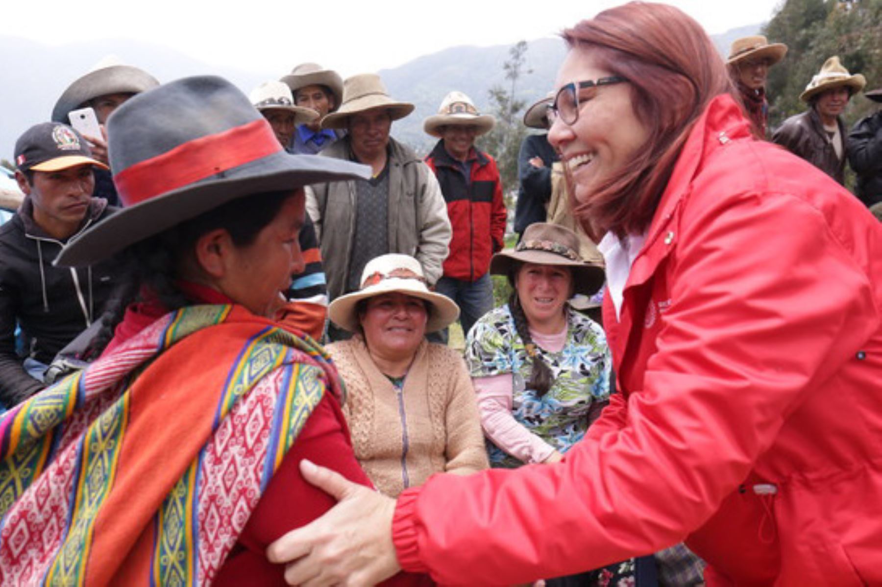 La alta comisionada para el diálogo y desarrollo del Corredor Vial Sur, Paola Bustamante, dialogó con la población de Capaccmarca, Cusco.