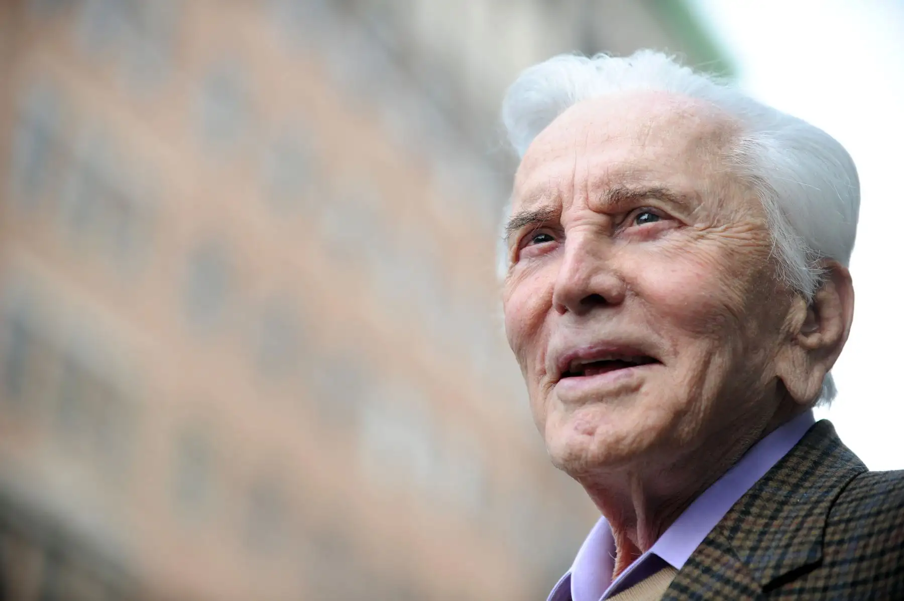En esta foto de archivo tomada el 1 de marzo de 2011, el actor Kirk Douglas asiste a la ceremonia para honrar al conductor indio Zubin Mehta con una estrella en el Paseo de la Fama en Hollywood, California
Foto: AFP
