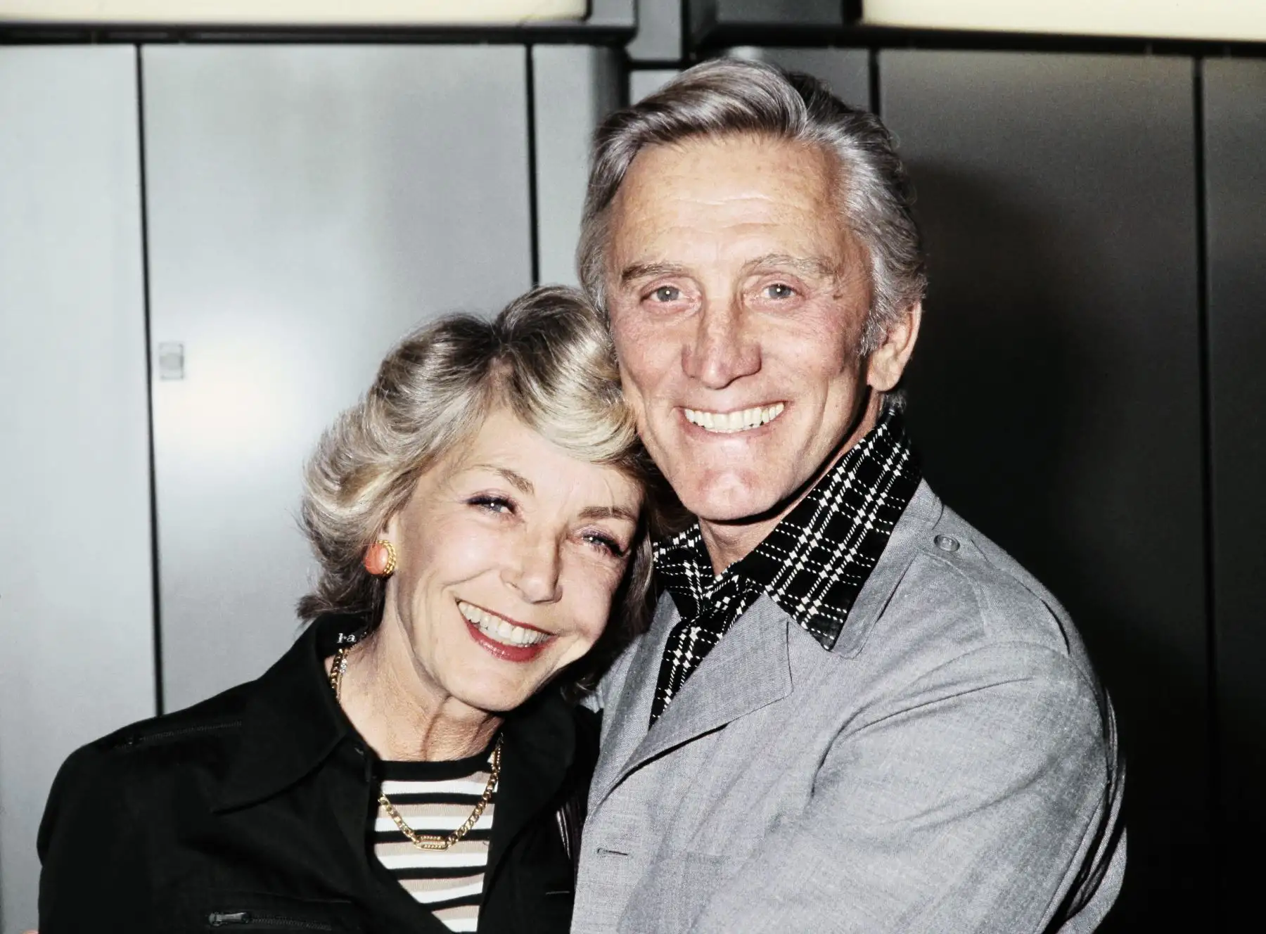 En esta foto de archivo tomada el 1 de septiembre de 1978, el actor estadounidense Kirk Douglas y su esposa Anne posan en el aeropuerto Roissy Charles-de-Gaulle, cerca de París.
Foto: AFP
