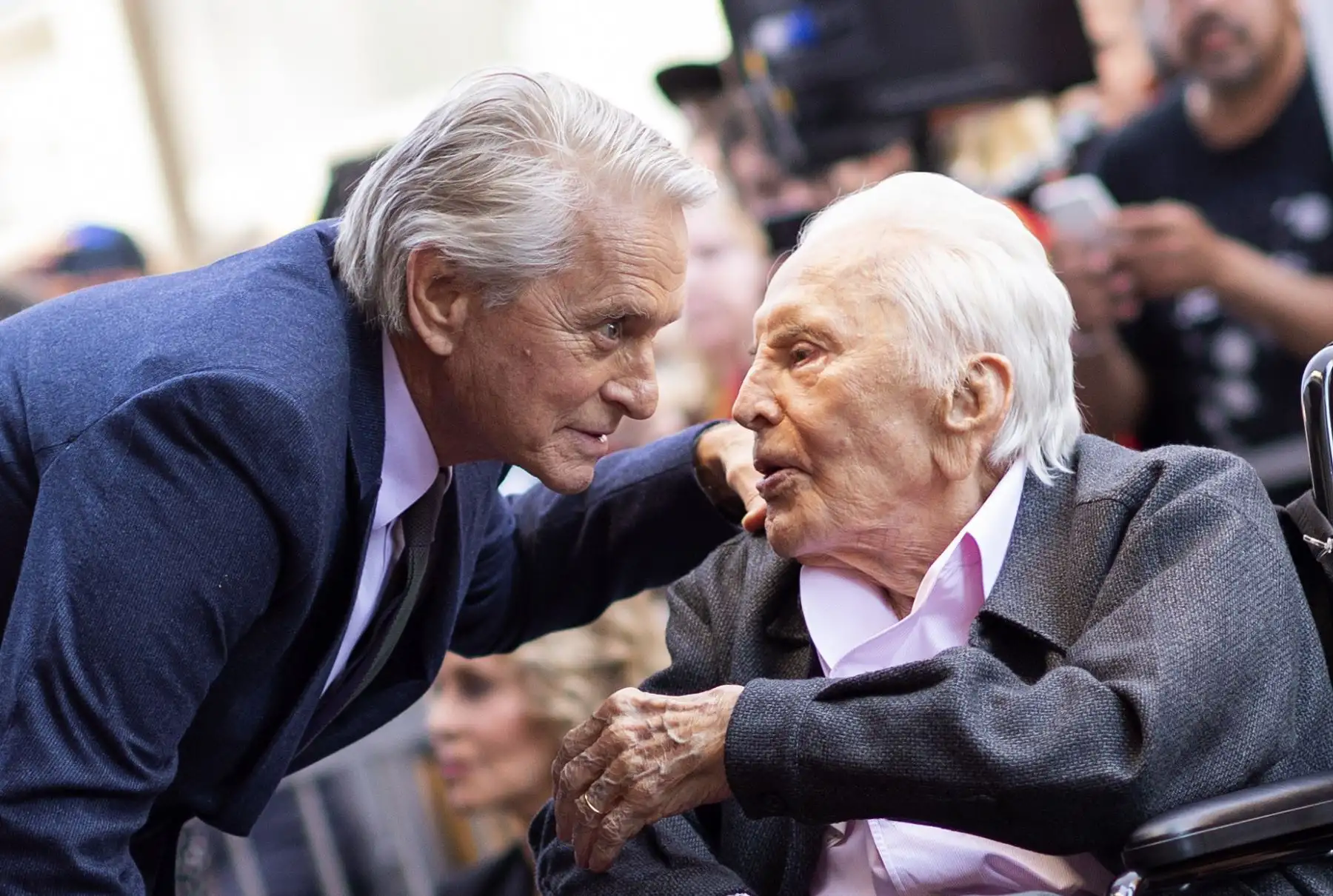 En esta foto de archivo tomada el 6 de noviembre de 2018, el actor Kirk Douglas (R) asiste a una ceremonia en honor a su hijo, el actor Michael Douglas (L) con una estrella en el Paseo de la Fama de Hollywood, en Hollywood, California.
Foto: AFP