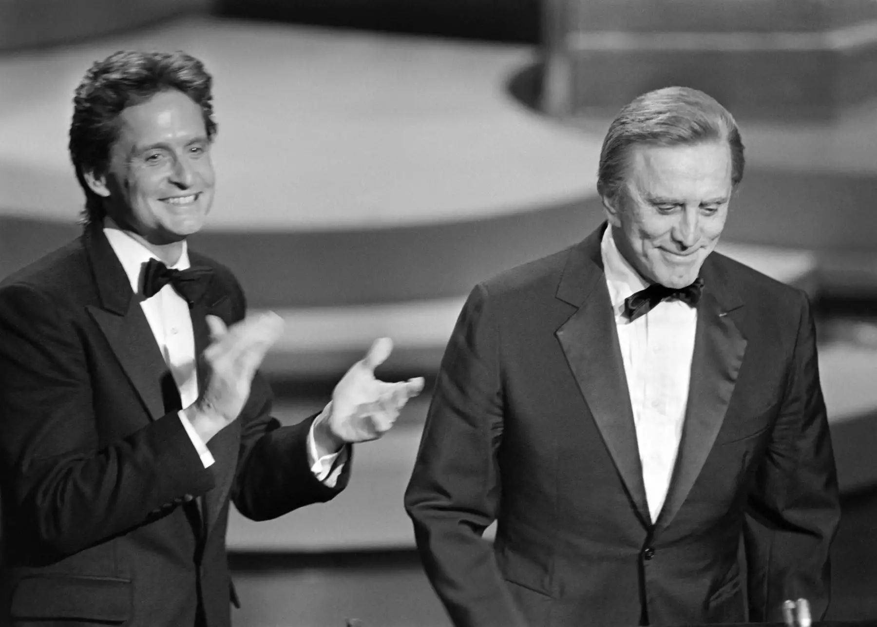 En esta foto de archivo tomada el 25 de marzo de 1985, el actor estadounidense Michael Douglas (L) aplaude a su padre, el actor estadounidense Kirk Douglas, durante la 57a Anual de los Premios de la Academia, en Hollywood, California.
Foto: AFP