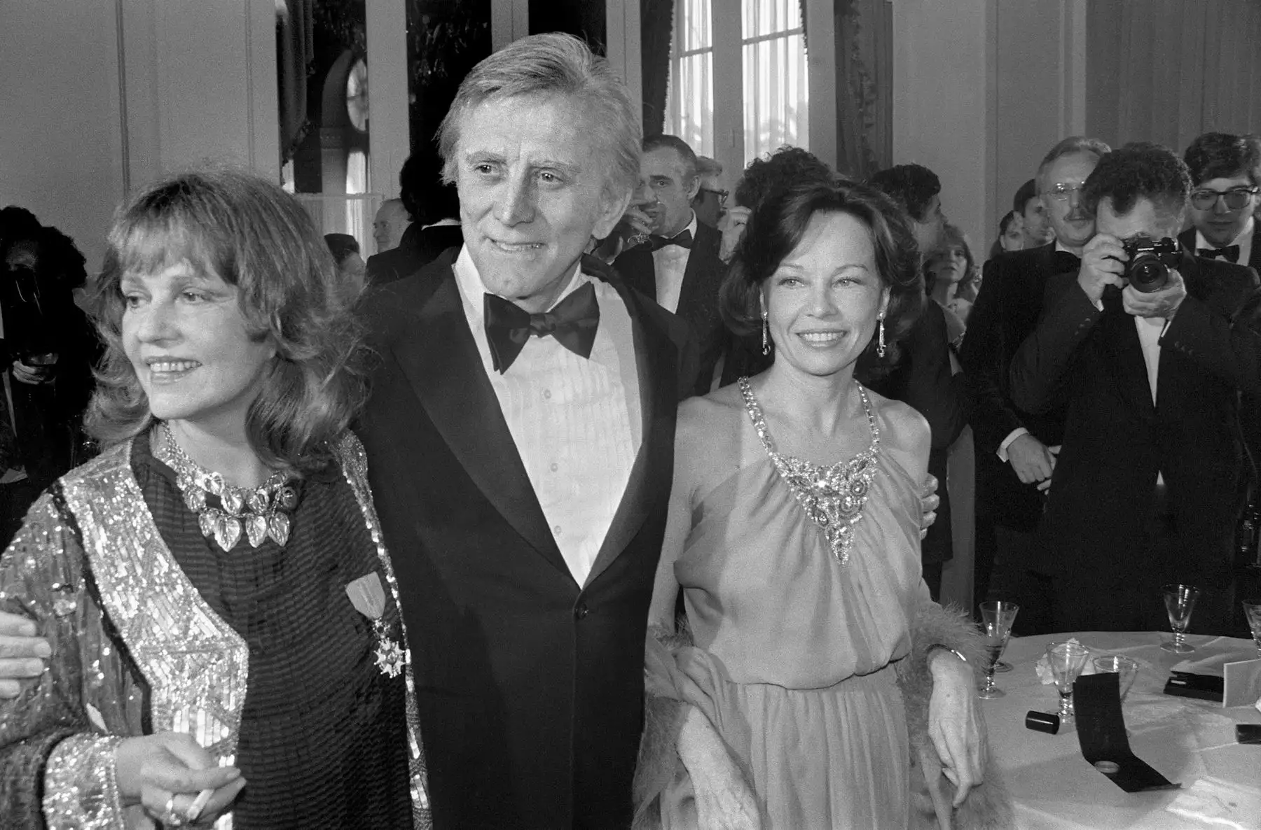 En esta foto de archivo tomada el 9 de mayo de 1980, el actor estadounidense Kirk Douglas está acompañado por las actrices francesas Jeanne Moreau (L) y Leslie Caron, durante el Festival Internacional de Cine de Cannes.
Foto: AFP