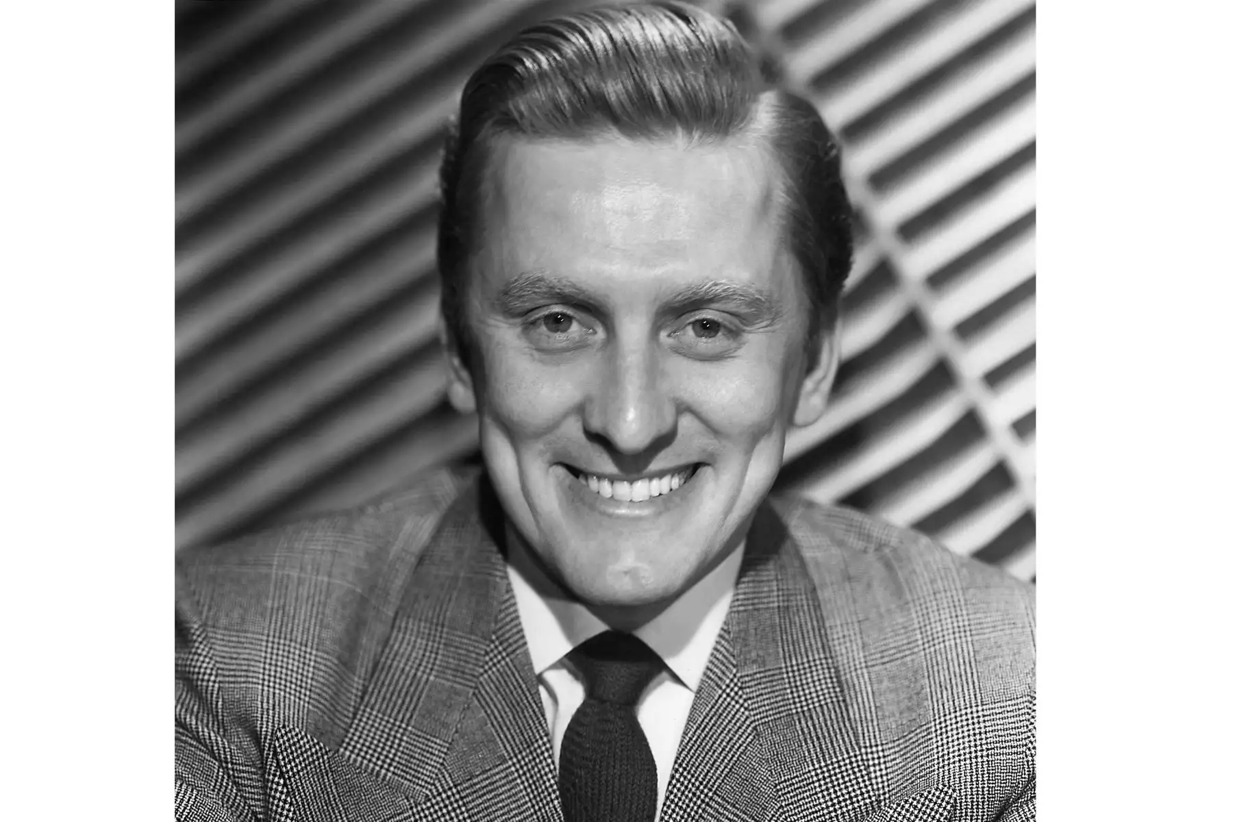 En esta foto de archivo sin fecha, el actor Kirk Douglas posa para un retrato. Kirk Douglas, leyenda de la pantalla grande de Estados Unidos, hijo de inmigrantes judíos rusos que ascendieron de rango para convertirse en una de las estrellas más grandes de Hollywood.
Foto: AFP