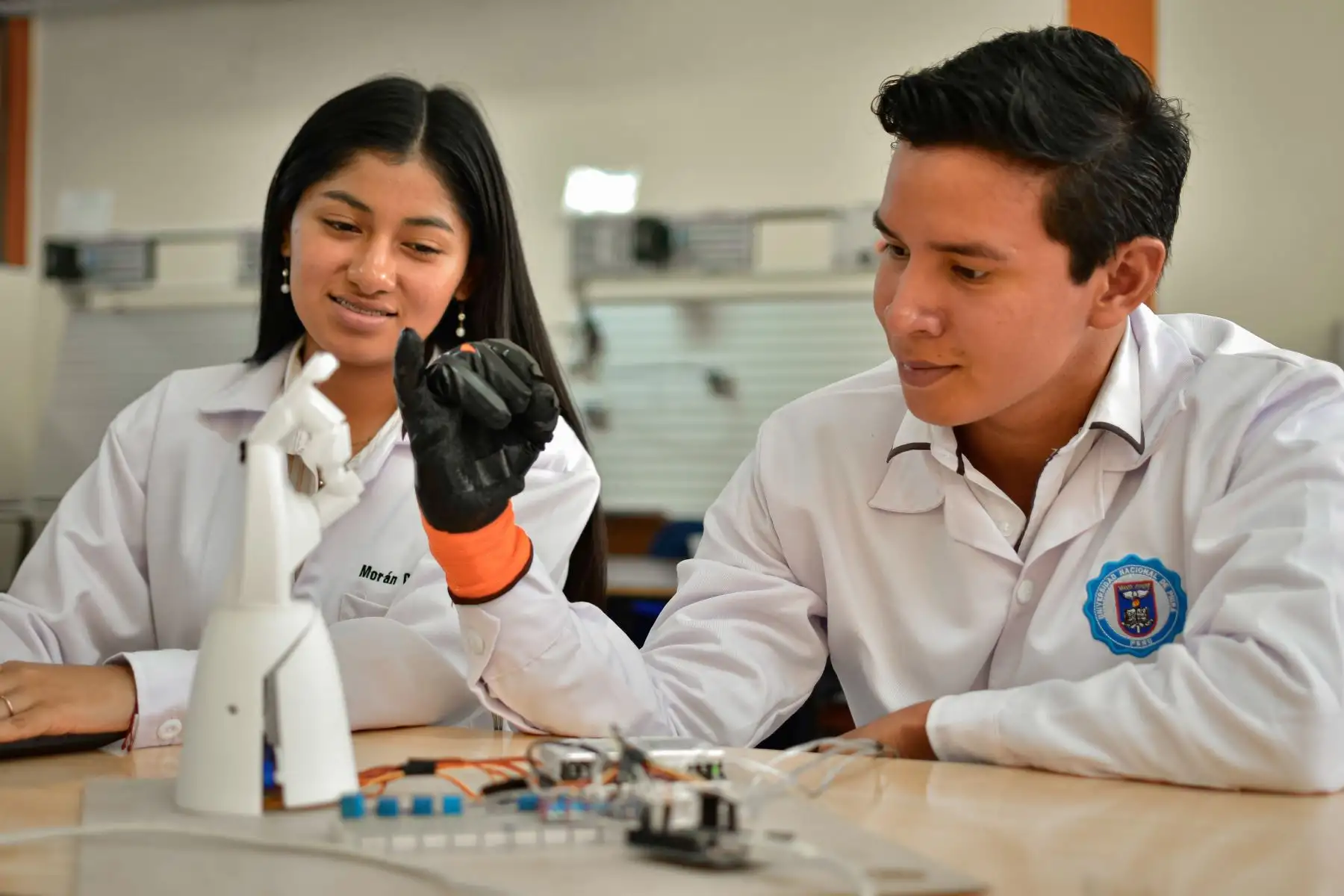 Jóvenes estudiantes de la Universidad Nacional de Piura inventan mano animatrónica orientada al lenguaje de señas. Foto: David Ramos