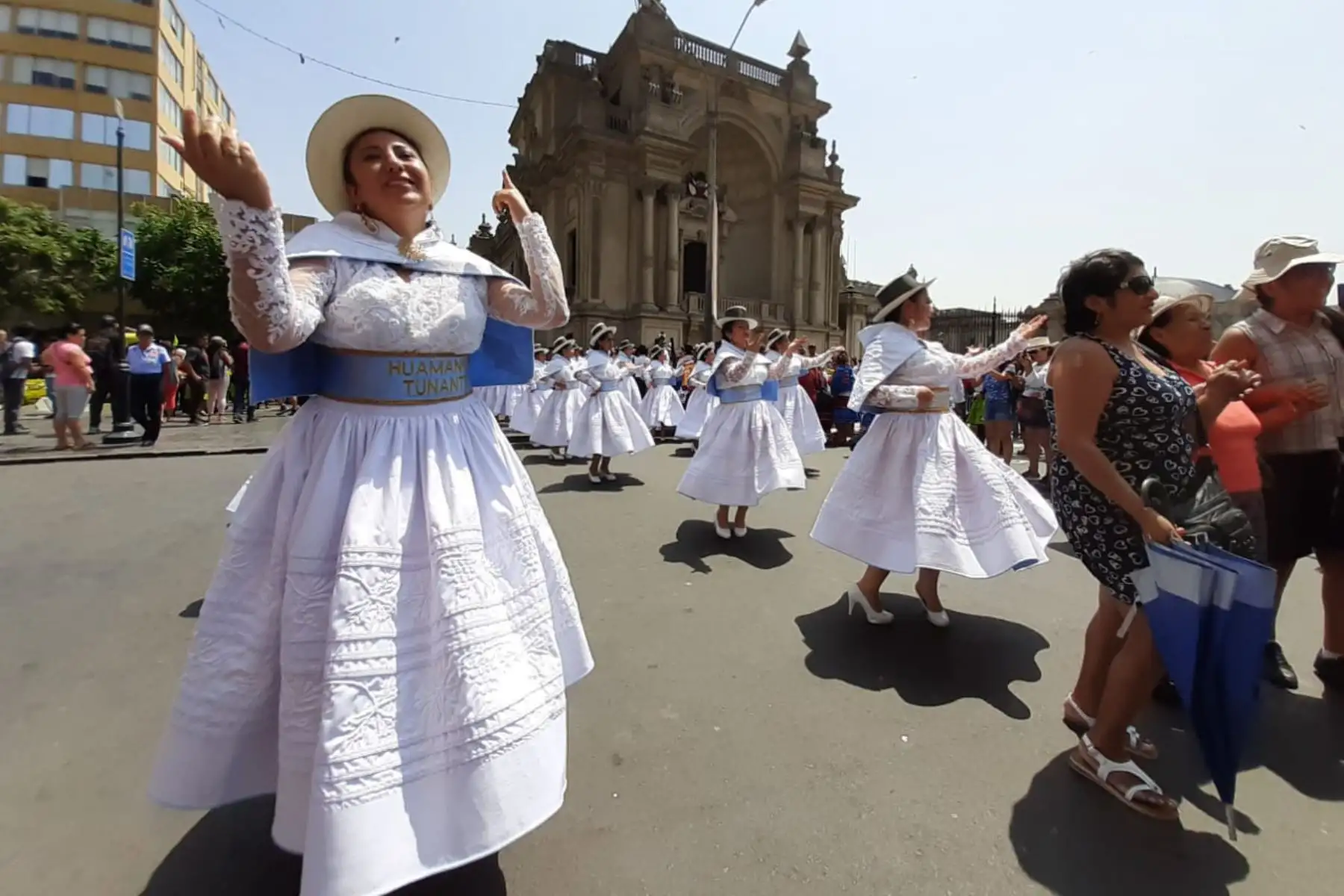 El exultante Carnaval Ayacuchano se apoderó hoy, por unas horas, del centro histórico de Lima que fue testigo de la desbordante alegría, colorido y emoción de las comparsas de danzantes y músicos que ofrecieron una muestra de lo que será esta emblemática festividad regional, a celebrarse del 22 al 26 de febrero próximo en la ciudad de Huamanga.