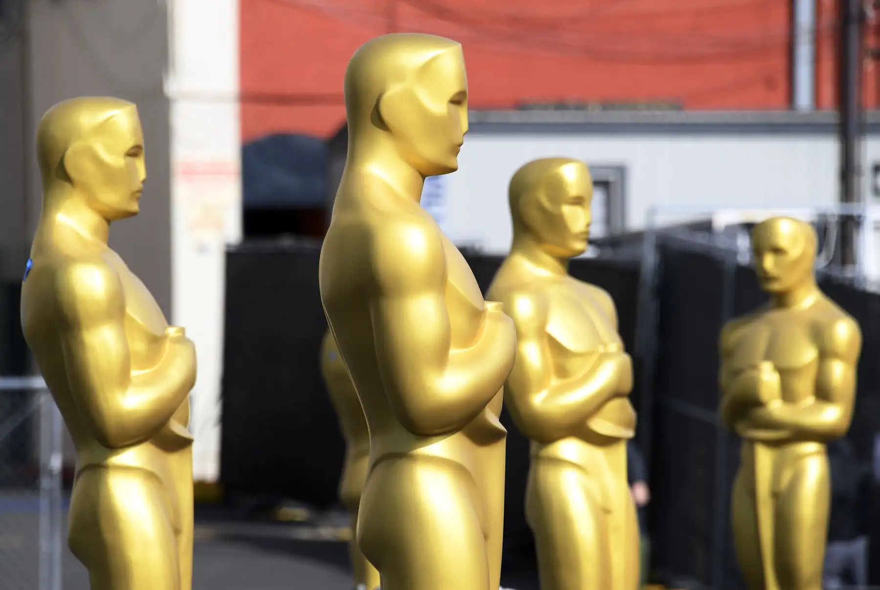 Las estatuas de los Oscar están listas para ser colocadas después de recibir una nueva capa de dolor de oro para la 92a Anual de los Premios de la Academia en Hollywood, California. 
Foto: AFP