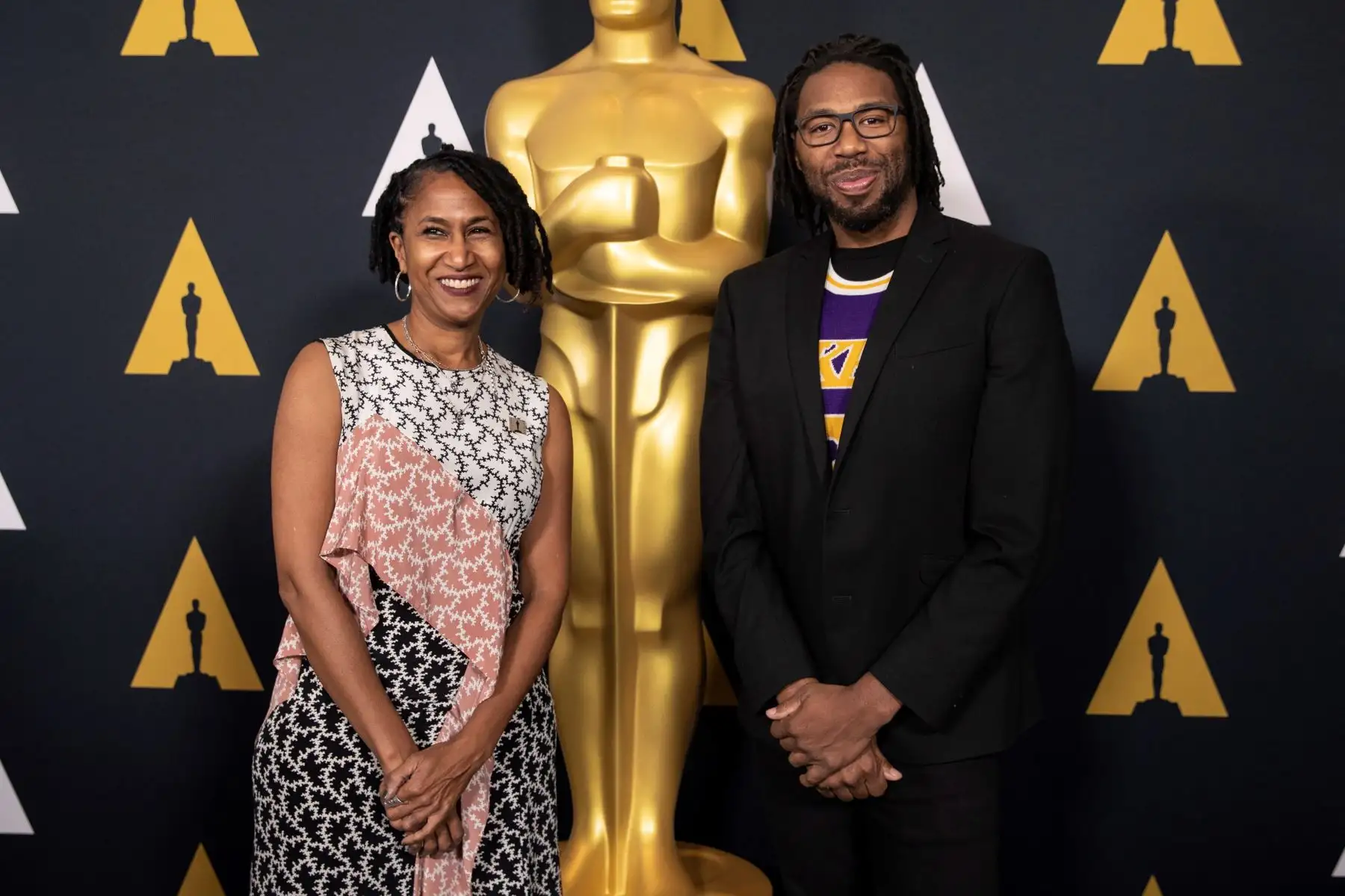 El director de cine estadounidense Matthew A. Cherry (R) y el productor Karen Rupert Toliver, nominados a los Premios de la Academia de Cortometrajes de Animación 2020 por Hair Love, posan durante la Semana de los Oscar
Foto: EFE