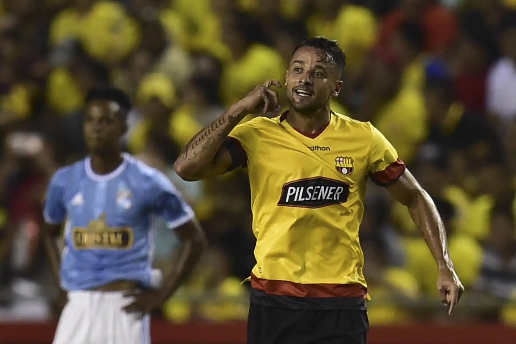 El jugador ecuatoriano de Barcelona Gabriel Marques de Andrade celebra su gol contra el Sporting Cristal de Perú durante su partido de fútbol de la Copa Libertadores en el estadio Monumental de Guayaquil, Ecuador.
Foto: AFP