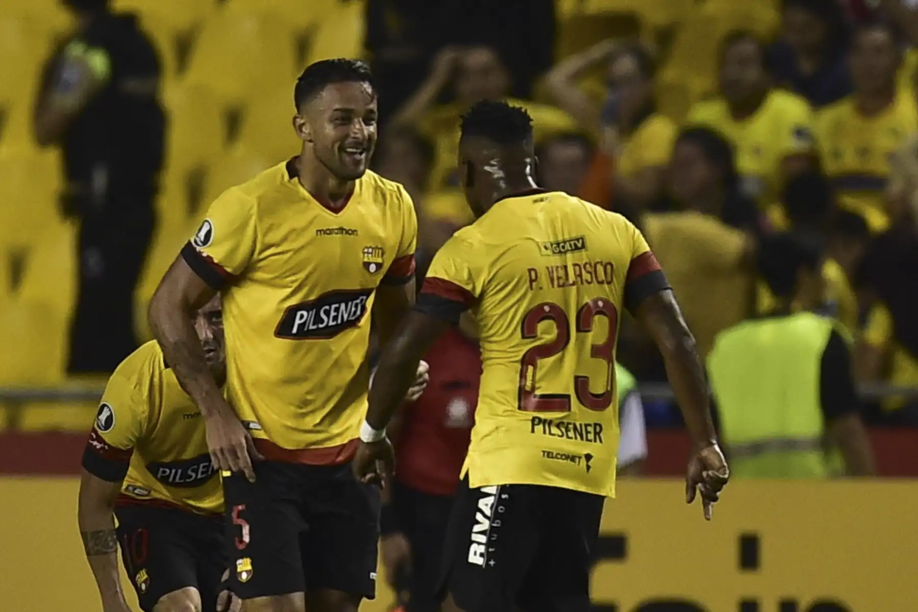 El jugador ecuatoriano de Barcelona Gabriel Marques de Andrade celebra con su compañero de equipo Pedro Velasco después de marcar un gol contra el Sporting Cristal de Perú durante su partido de fútbol de la Copa Libertadores en el estadio Monumental de Guayaquil, Ecuador.
Foto: AFP