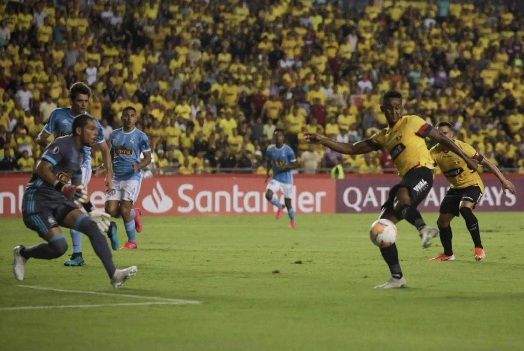 Fidel Martínez del Barcelona de Ecuador anota ante SportingCristal por la Copa Libertadores 2020.
Foto: ANDINA/Difusión