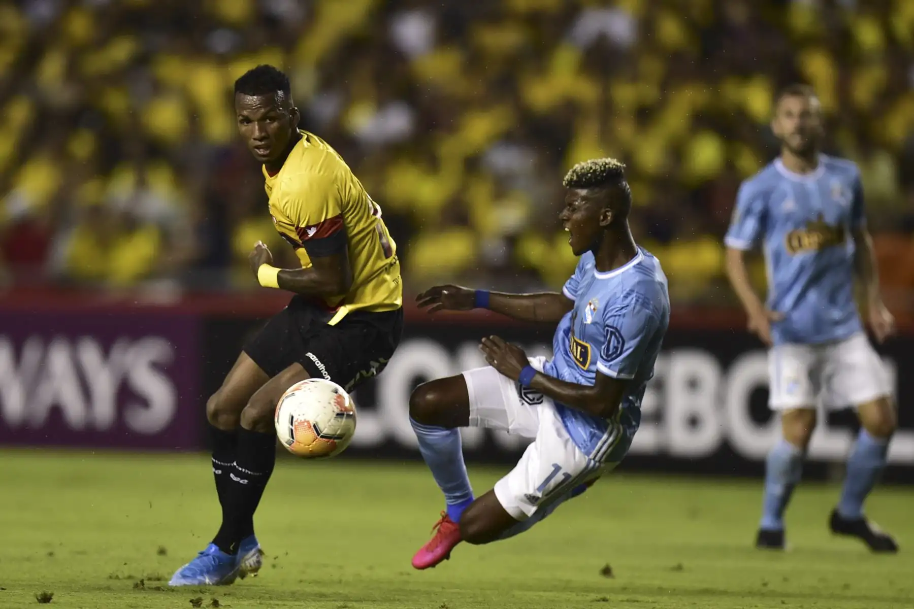 El jugador peruano Sporting Cristan Washington Corozo compite por el balón con el jugador ecuatoriano de Barcelona, ​​Dario Aimar, durante su partido de fútbol de la Copa Libertadores en el estadio Monumental de Guayaquil, Ecuador.
Foto: AFP