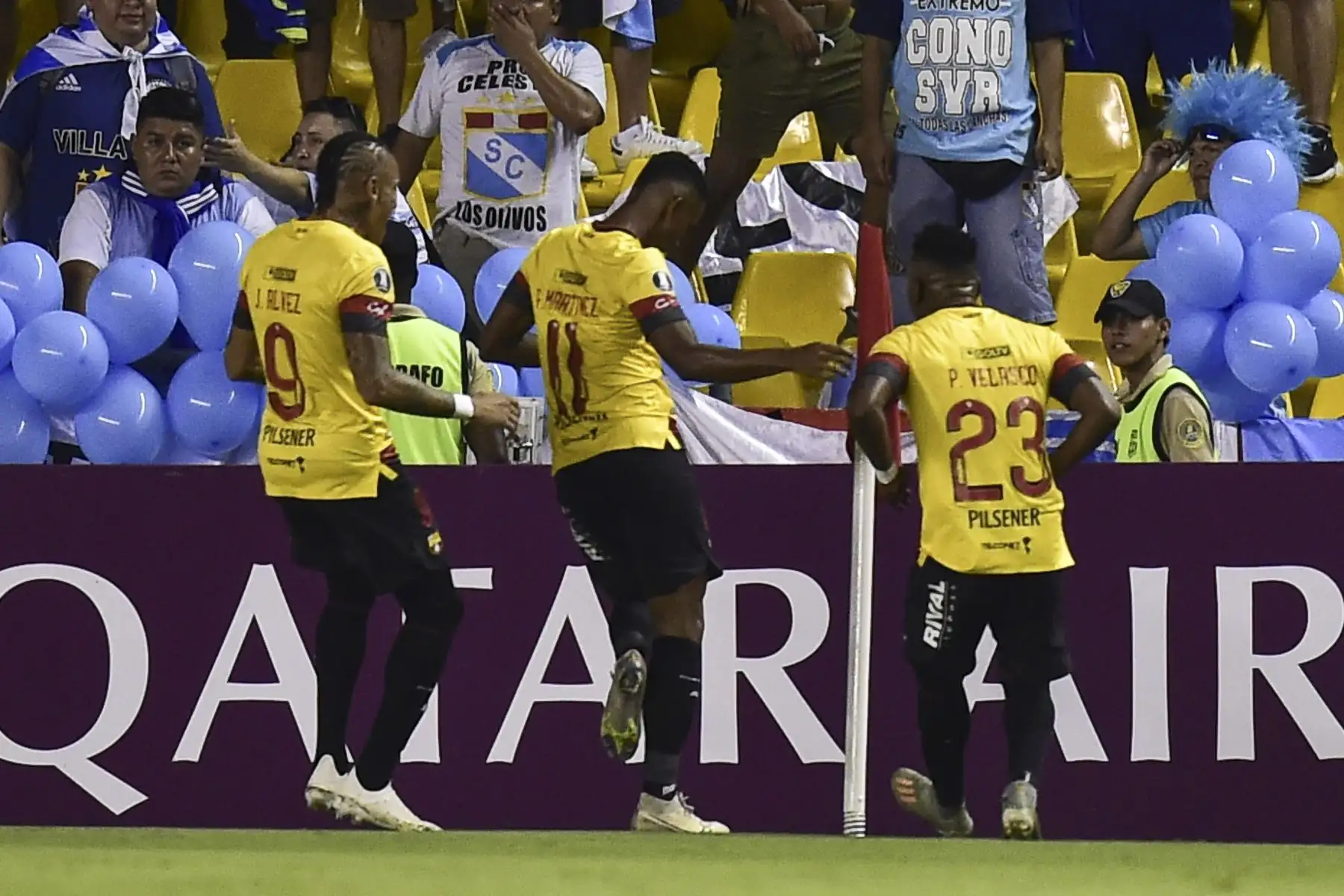 El jugador ecuatoriano de Barcelona Fidel Martínez  celebra con sus compañeros de equipo después de marcar un gol contra el Sporting Cristal de Perú durante su partido de fútbol de la Copa Libertadores en el estadio Monumental en Guayaquil, Ecuador.
Foto: AFP