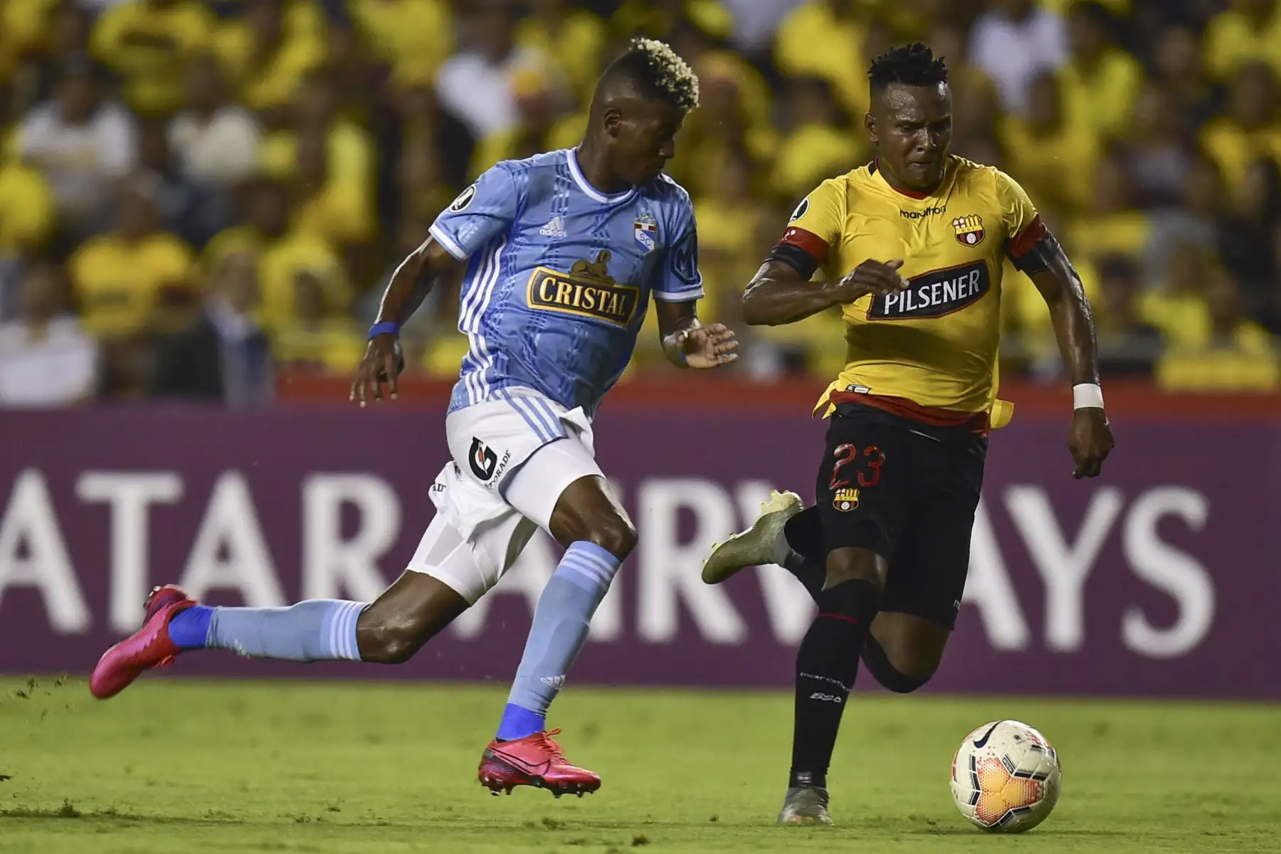 El jugador peruano Sporting Cristan, Johan Madrid compite por el balón con el jugador ecuatoriano de Barcelona Anthony Bedoya durante su partido de fútbol de la Copa Libertadores en el estadio Monumental de Guayaquil, Ecuador.
Foto: AFP