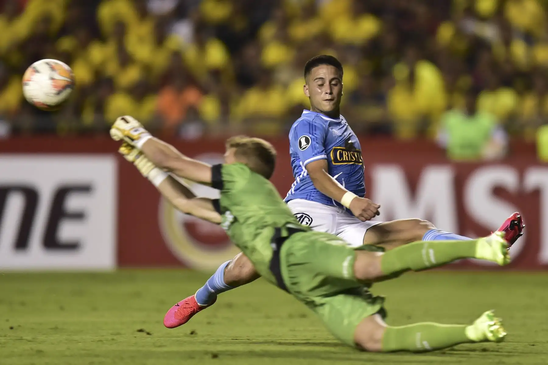 El jugador del Sporting Cristan de Perú, Christian Ortiz  compite por el balón con el portero del Ecuador Barcelona, ​​Javier Burrai, durante su partido de fútbol de la Copa Libertadores en el estadio Monumental de Guayaquil, Ecuador.
Foto: AFP