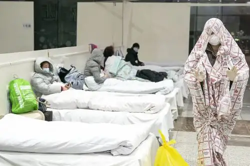 Personas contagiadas por coronavirus en hospital de la provincia de Hubei. Foto: AFP.