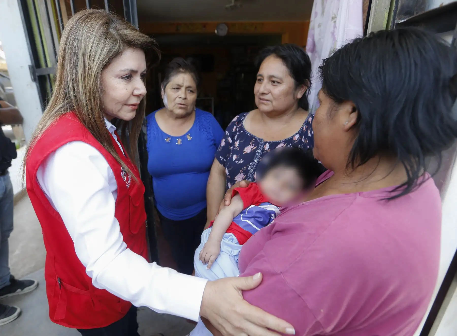 Ministra de Salud, María Elizabeth Hinostroza recorre zona de emergencia en Villa el Salvador para garantizar la atención a las familias afectadas.
Foto: ANDINA/Difusión