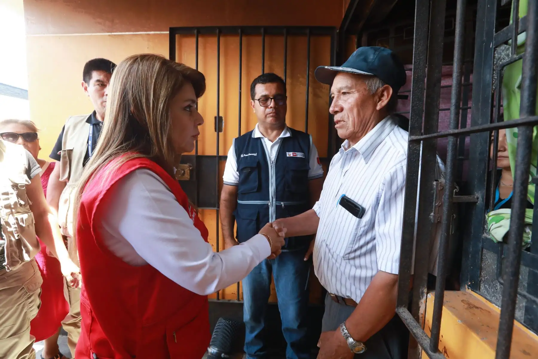 Ministra de Salud, María Elizabeth Hinostroza recorre zona de emergencia en Villa el Salvador para garantizar la atención a las familias afectadas.
Foto: ANDINA/Difusión