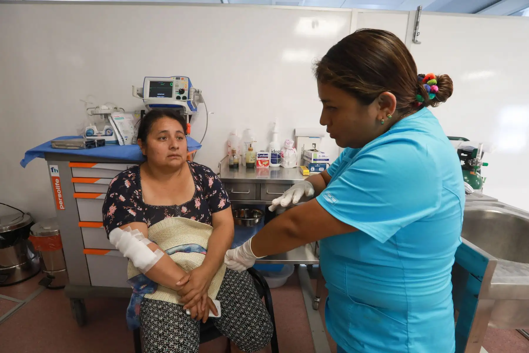 Ministra de Salud, María Elizabeth Hinostroza recorre zona de emergencia en Villa el Salvador para garantizar la atención a las familias afectadas.
Foto: ANDINA/Difusión