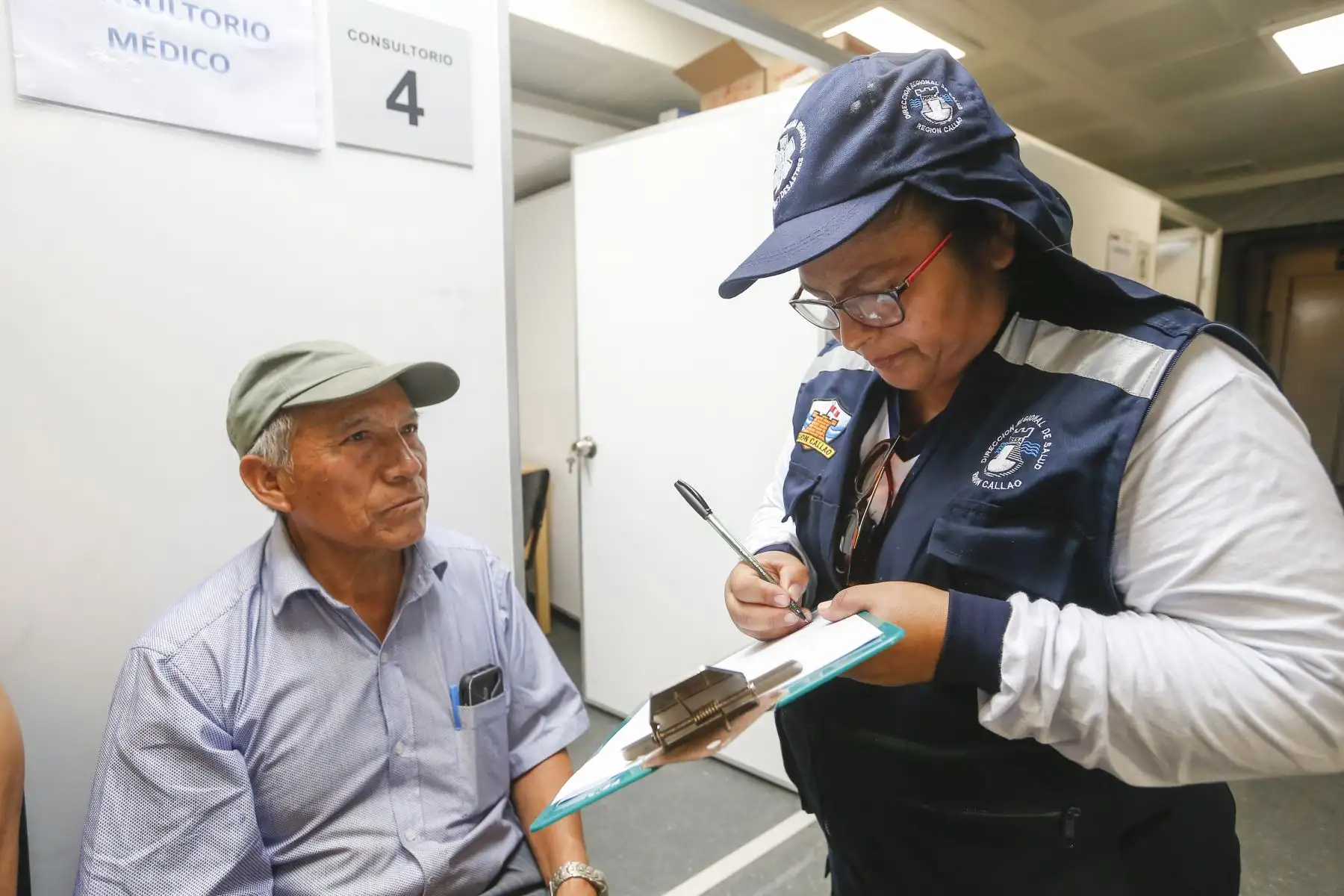 Ministra de Salud, María Elizabeth Hinostroza recorre zona de emergencia en Villa el Salvador para garantizar la atención a las familias afectadas.
Foto: ANDINA/Difusión