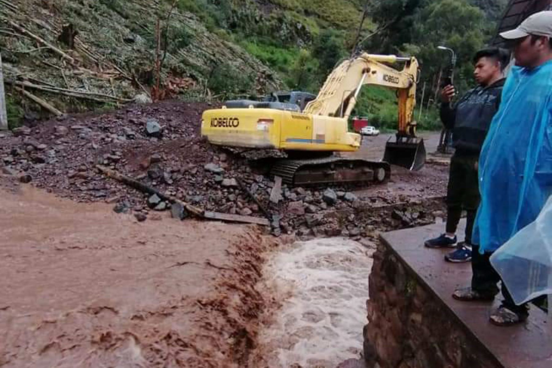 Maquinaria pesada atiende la emergencia en Pisac luego de que el desborde del río Kitamayo inundara decenas de viviendas.