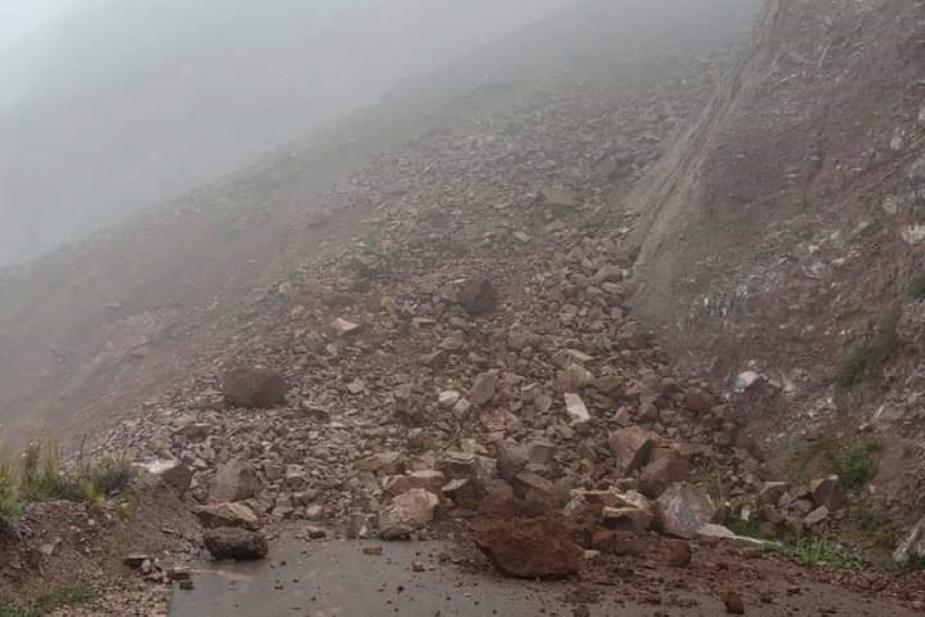 Deslizamiento de piedras y tierra bloquea la carretera Cusco-Paucartambo, en Cusco. ANDINA/Difusión