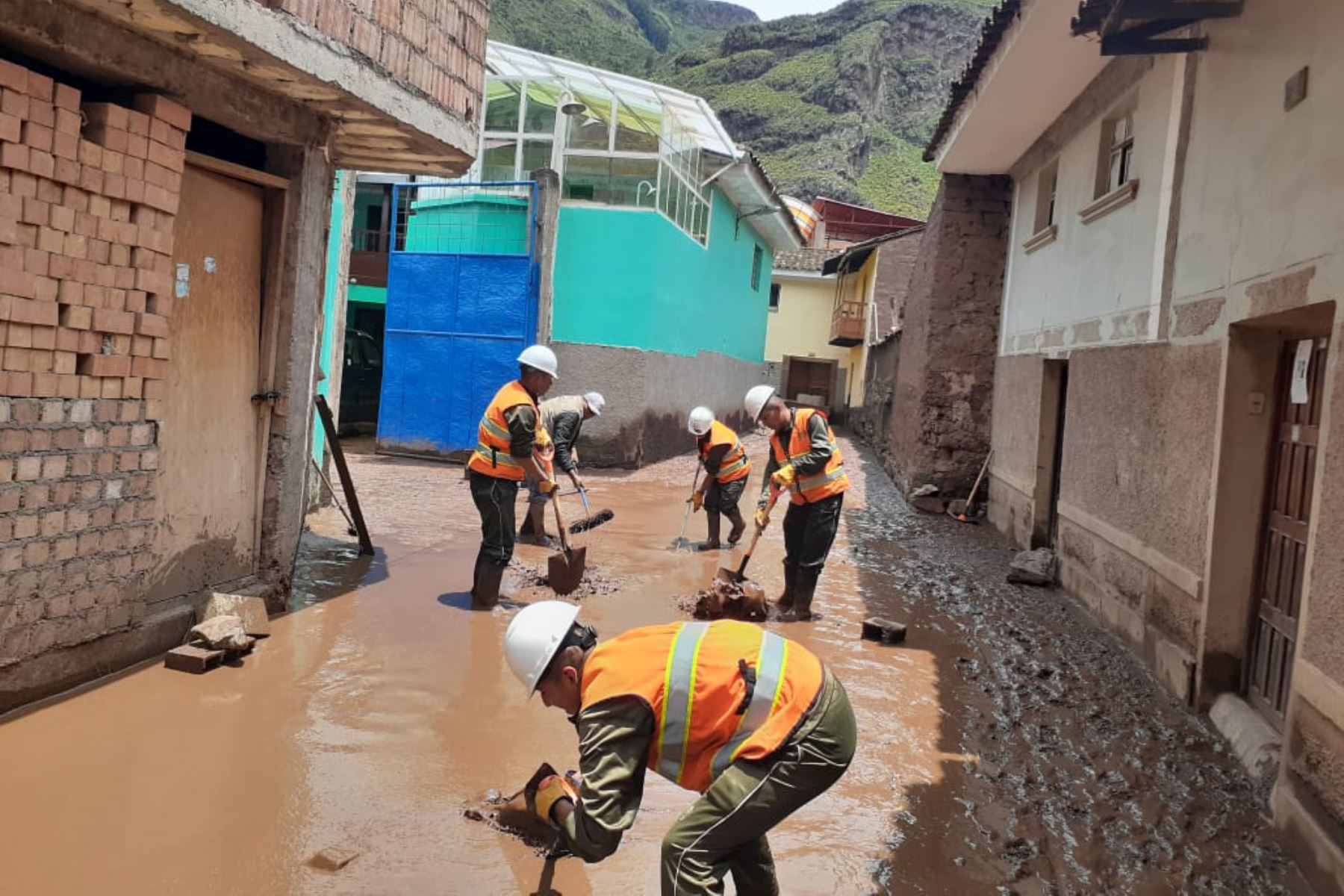 Más de 50 miembros del Ejército del Perý apoyan en las labores de limpieza de las zonas afectadas por el desborde de río en Pisac, Cusco. ANDINA/Difusión