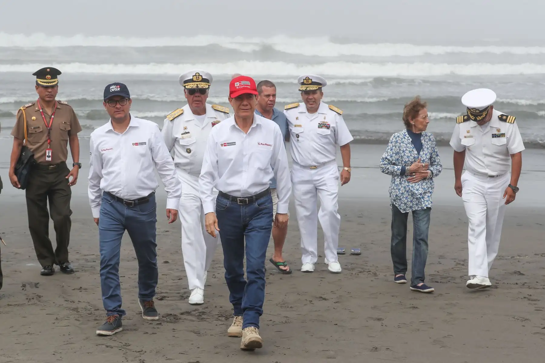 Ministro de Defensa, Walter Martos, inspeccionó playas afectadas por erosión en Trujillo. Foto: MINDEF