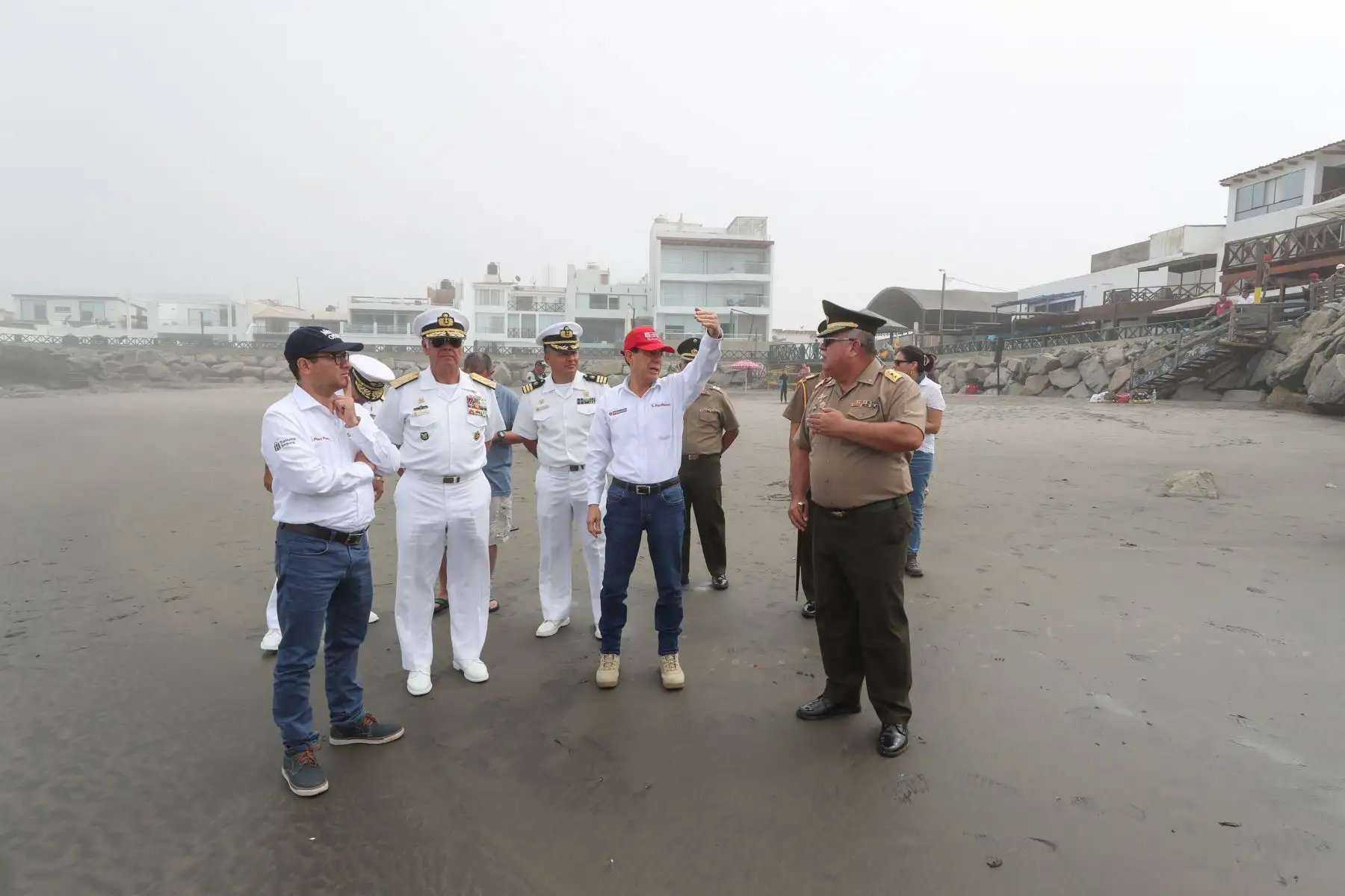 Ministro de Defensa, Walter Martos, inspeccionó playas afectadas por erosión en Trujillo. Foto: MINDEF