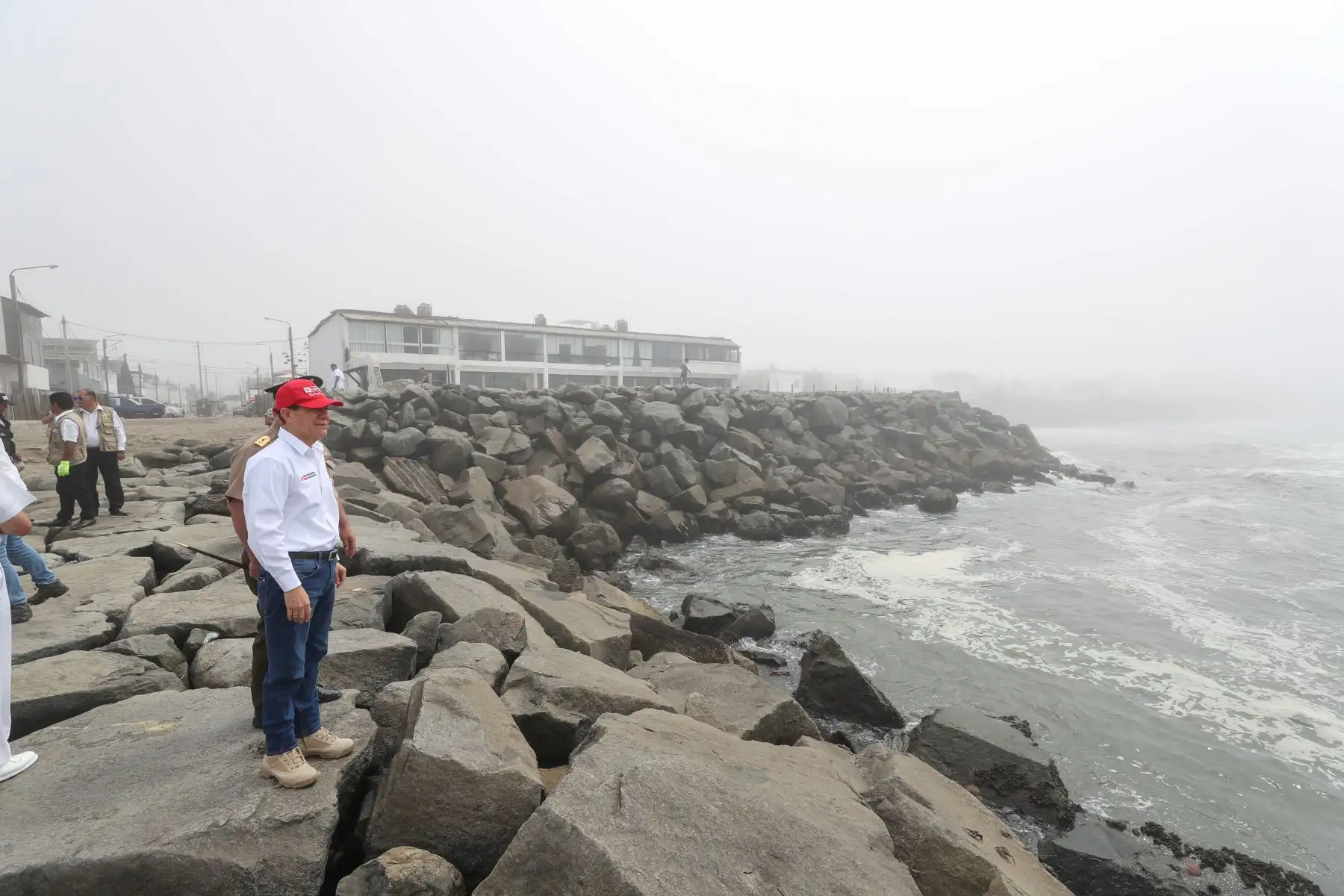 Ministro de Defensa, Walter Martos, inspeccionó playas afectadas por erosión en Trujillo. Foto: MINDEF