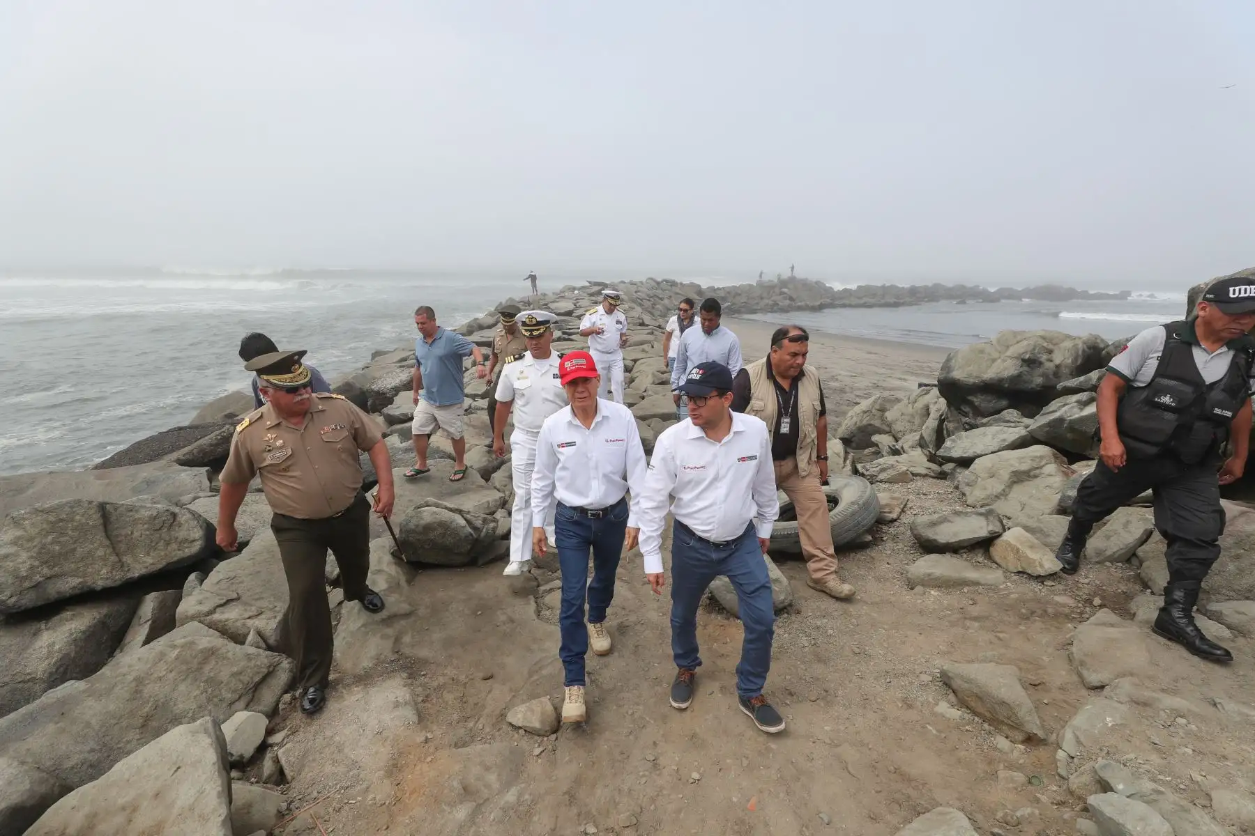 Ministro de Defensa, Walter Martos, inspeccionó playas afectadas por erosión en Trujillo. Foto: MINDEF
