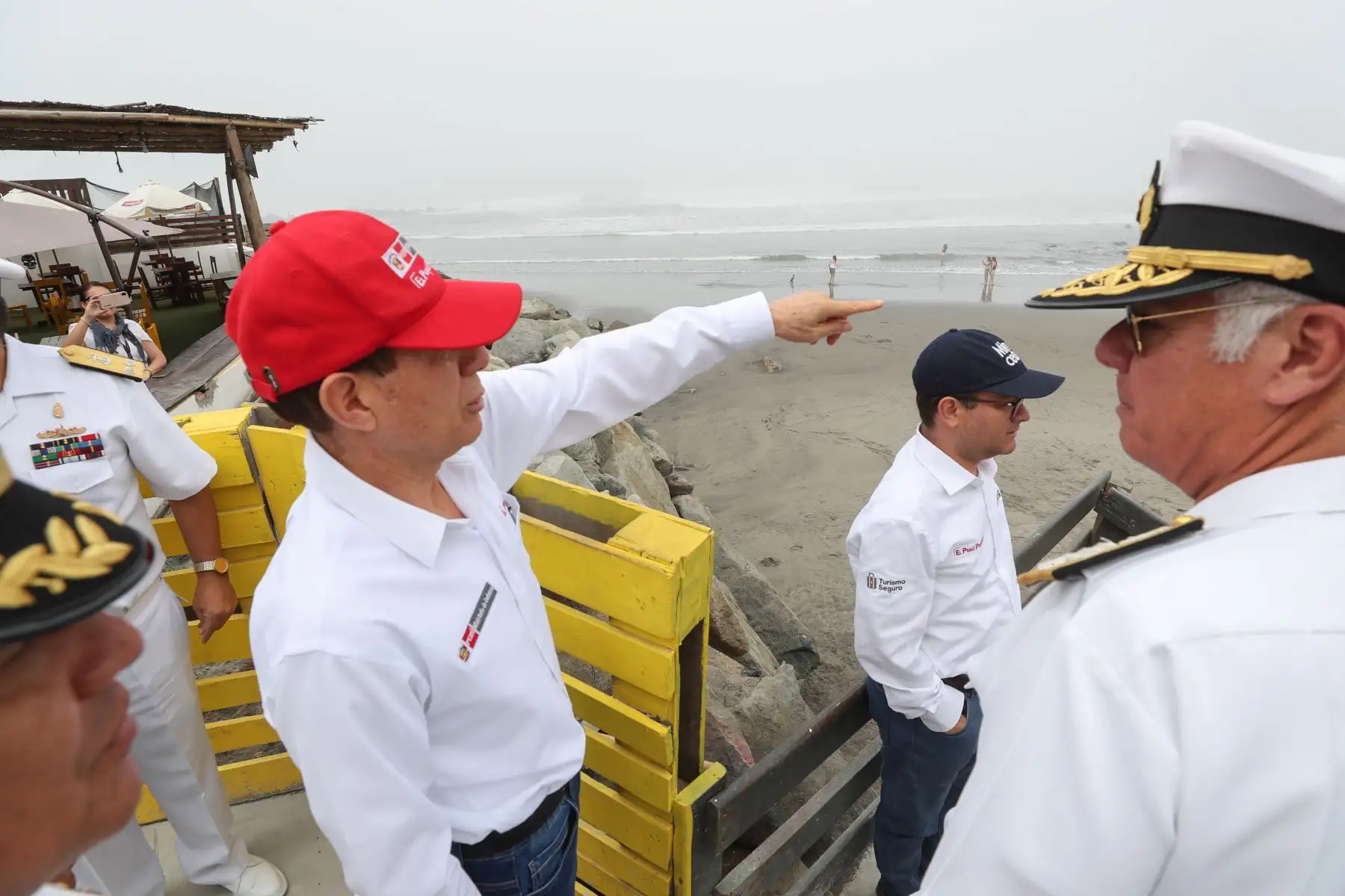 Ministro de Defensa, Walter Martos, inspeccionó playas afectadas por erosión en Trujillo. Foto: MINDEF