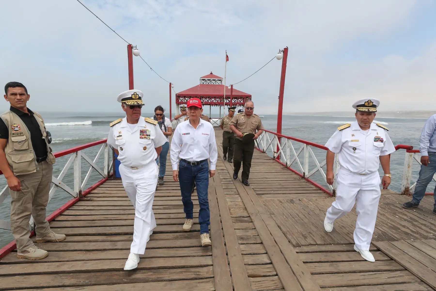 Ministro de Defensa, Walter Martos, inspeccionó playas afectadas por erosión en Trujillo. Foto: MINDEF