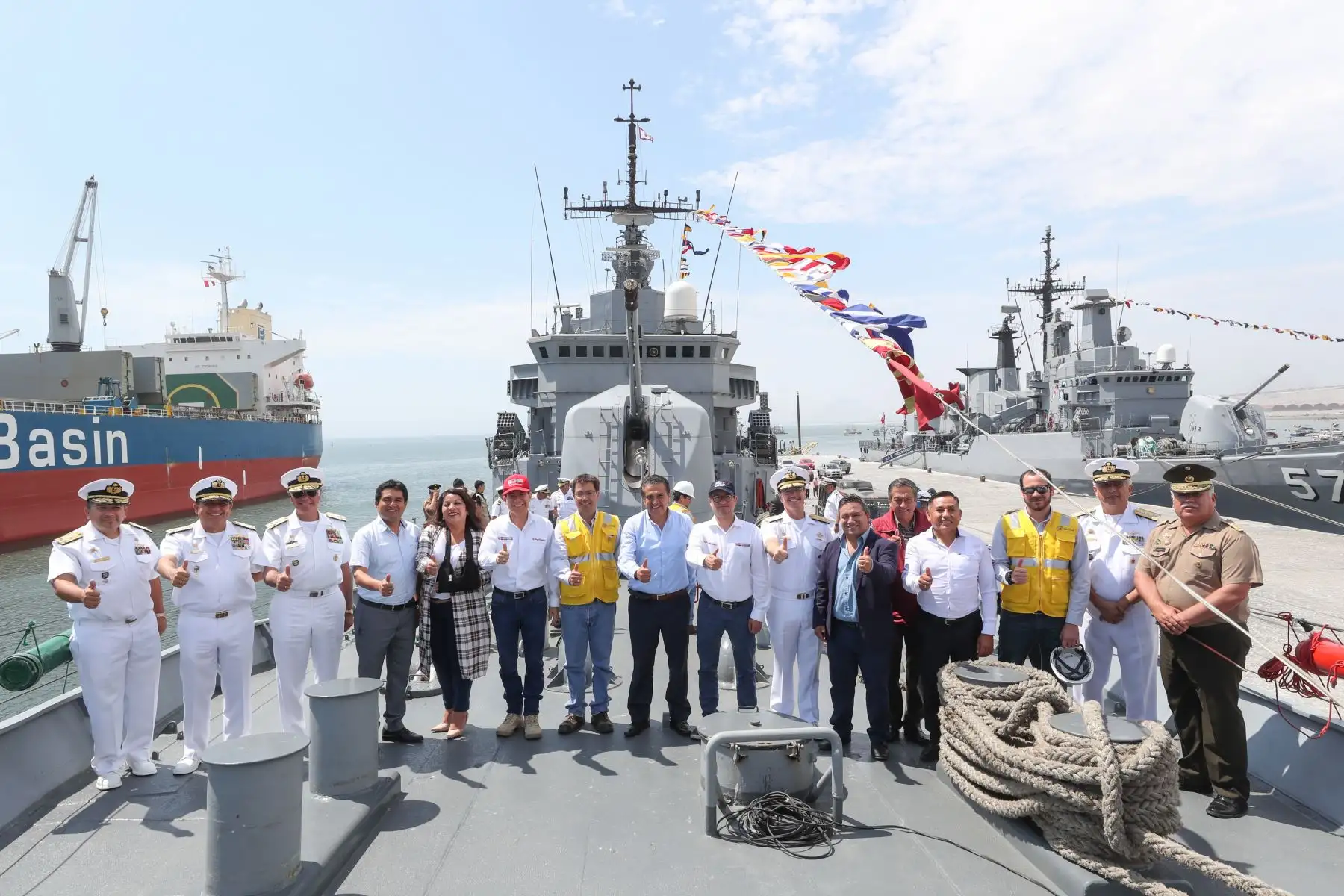 Ministro de Defensa, Walter Martos, inspeccionó playas afectadas por erosión en Trujillo. Foto: MINDEF