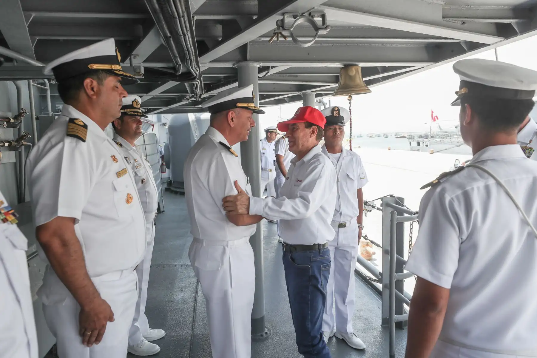 Ministro de Defensa, Walter Martos, inspeccionó playas afectadas por erosión en Trujillo. Foto: MINDEF