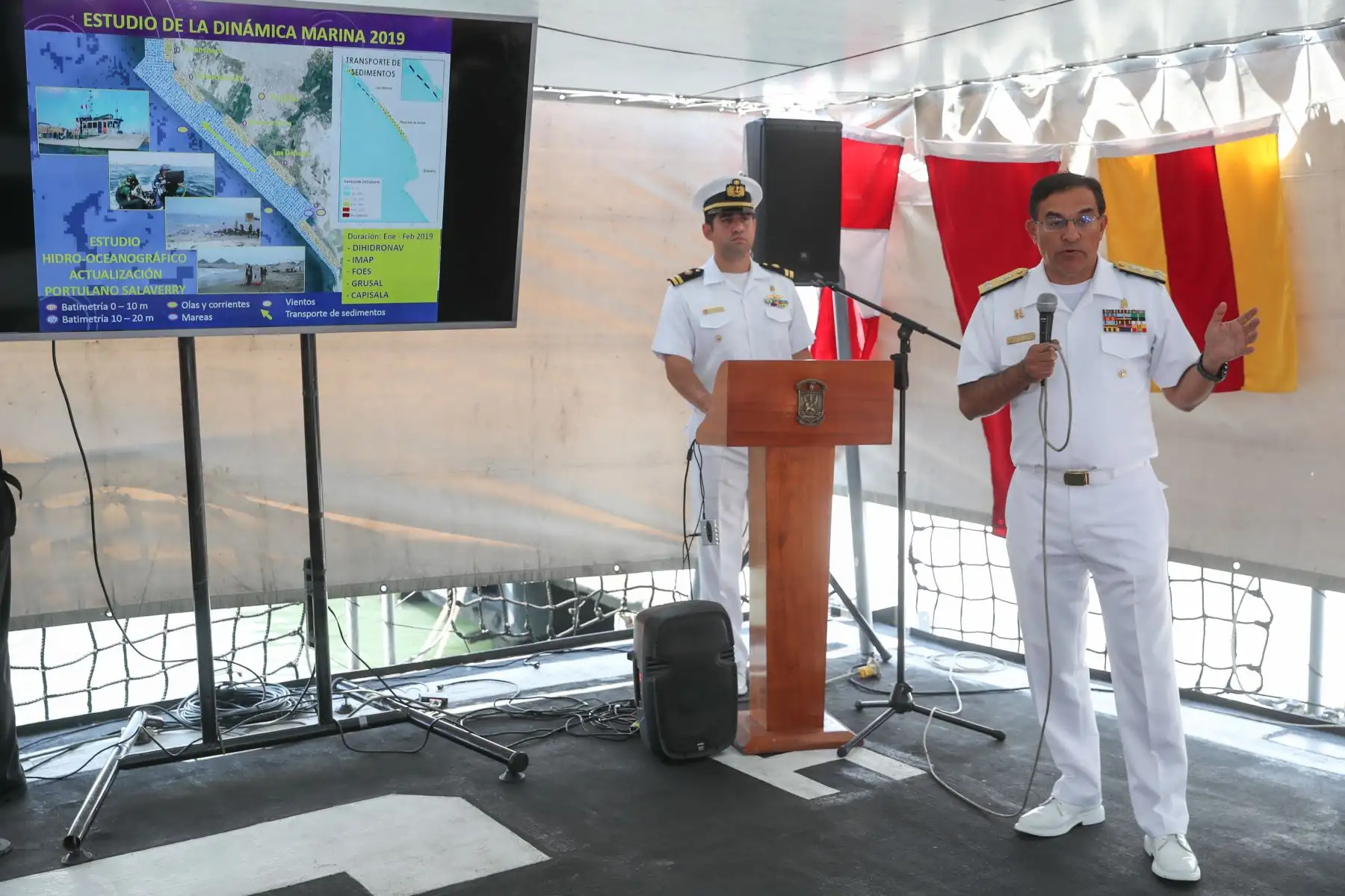 Ministro de Defensa, Walter Martos, inspeccionó playas afectadas por erosión en Trujillo. Foto: MINDEF