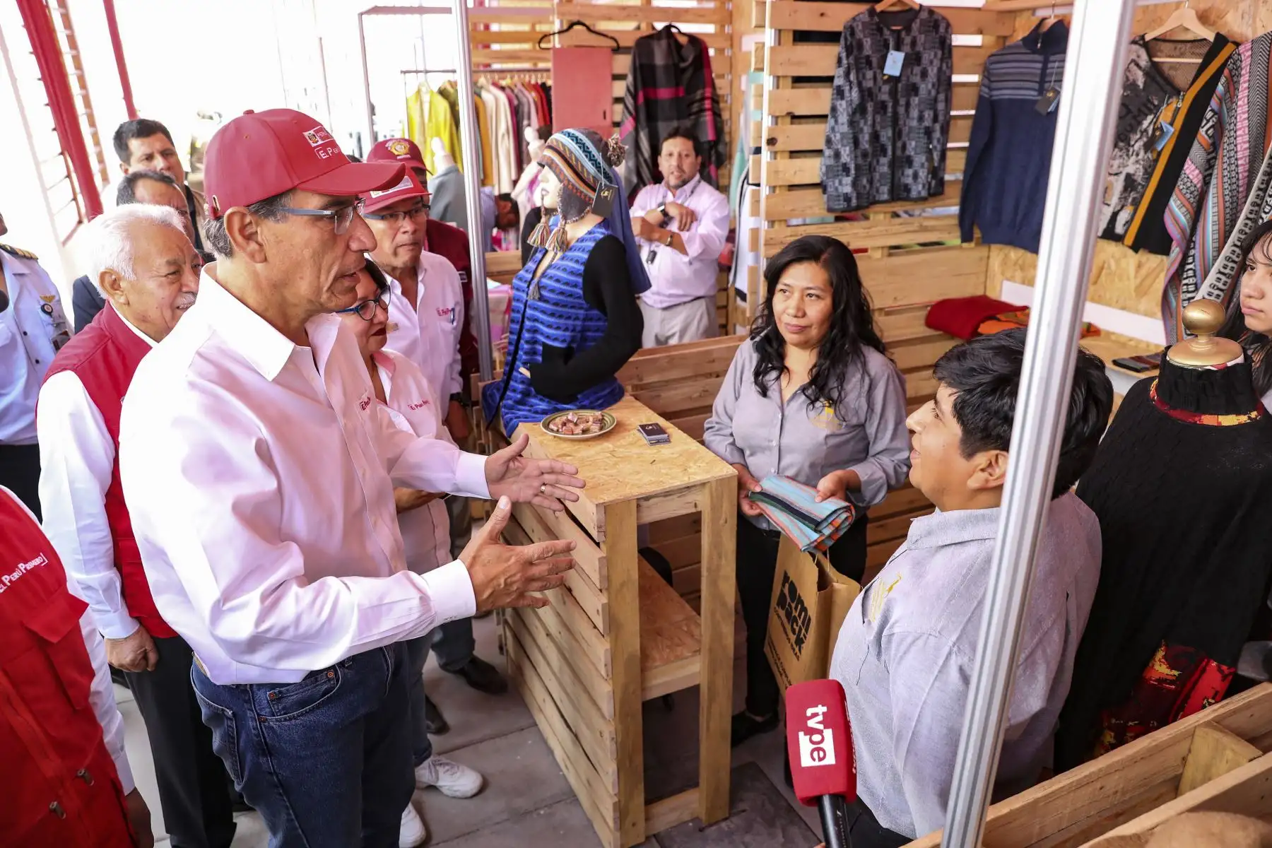 Presidente Martín Vizcarra supervisa el funcionamiento de los nuevos servicios del CITE textil camélidos de Arequipa. Foto:ANDINA/ Presidencia
