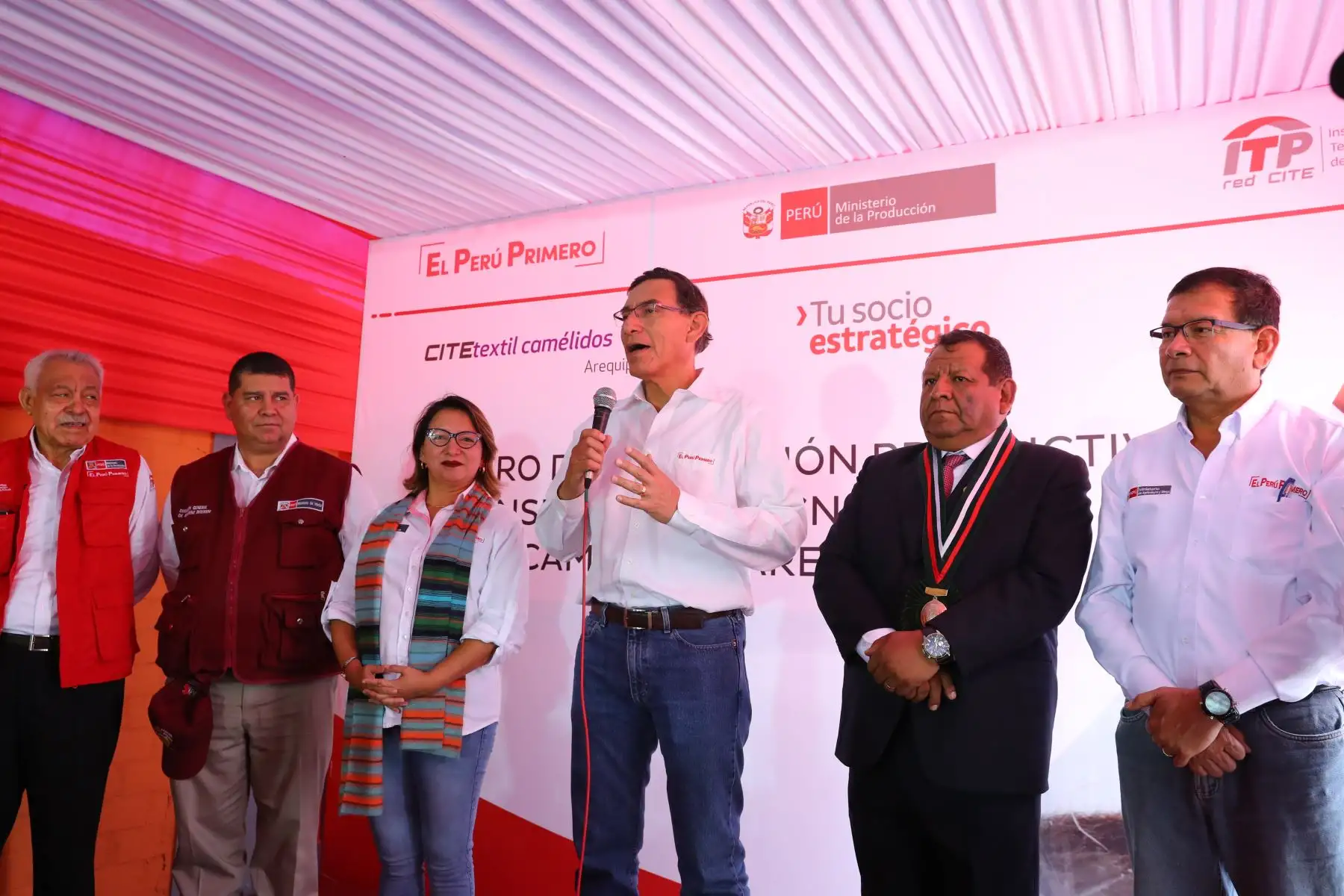 Presidente Martín Vizcarra supervisa el funcionamiento de los nuevos servicios del CITE textil camélidos de Arequipa. Foto:ANDINA/ Presidencia