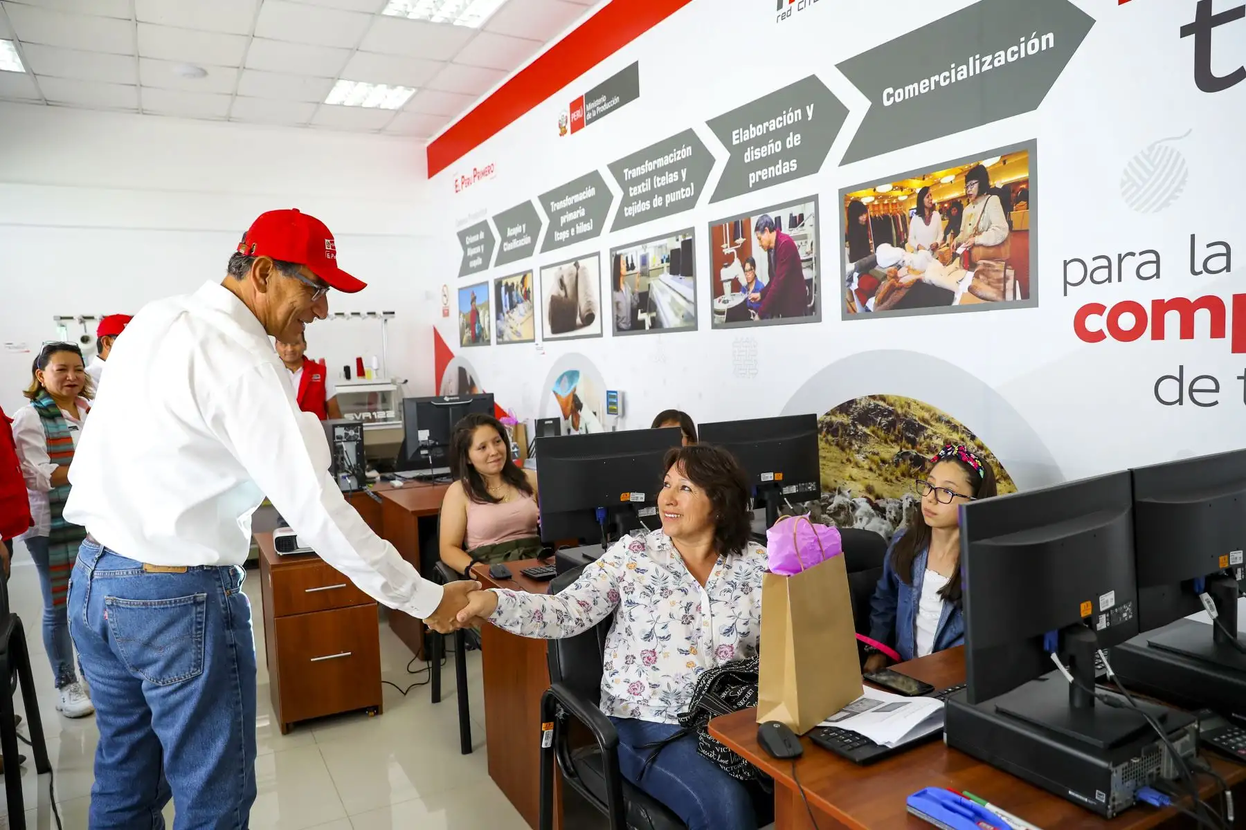 Presidente Martín Vizcarra supervisa el funcionamiento de los nuevos servicios del CITE textil camélidos de Arequipa. Foto:ANDINA/ Presidencia