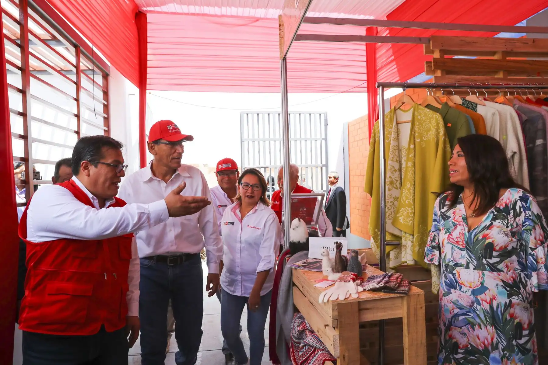 Presidente Martín Vizcarra supervisa el funcionamiento de los nuevos servicios del CITE textil camélidos de Arequipa. Foto:ANDINA/ Presidencia