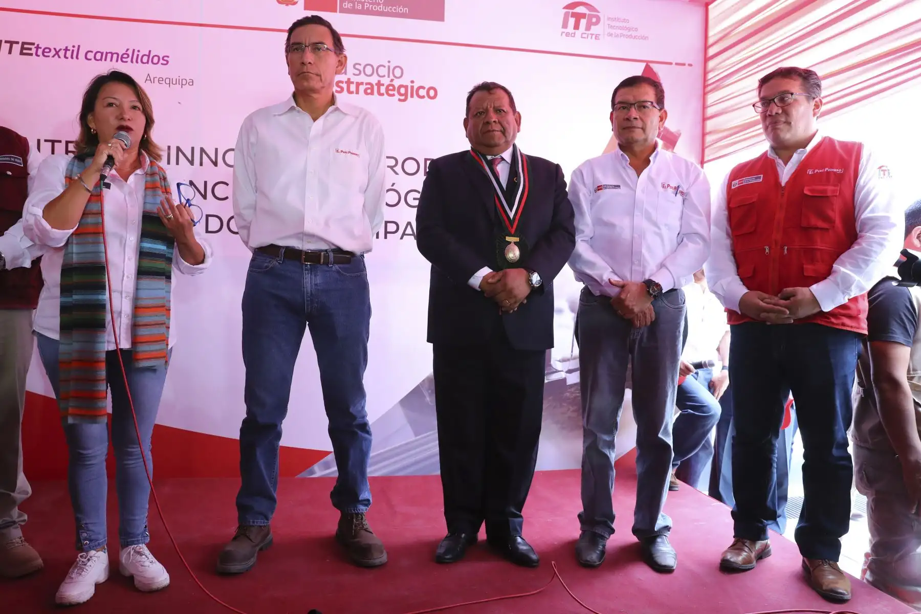 Presidente Martín Vizcarra supervisa el funcionamiento de los nuevos servicios del CITE textil camélidos de Arequipa. Foto:ANDINA/ Presidencia