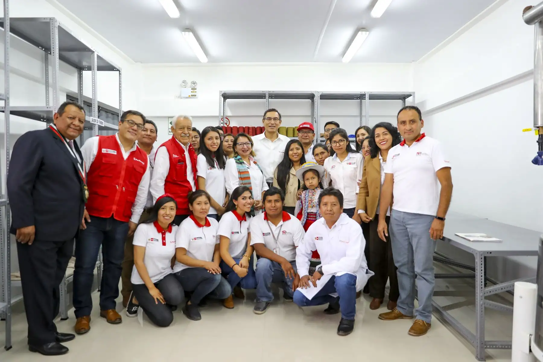 Presidente Martín Vizcarra supervisa el funcionamiento de los nuevos servicios del CITE textil camélidos de Arequipa. Foto:ANDINA/ Presidencia