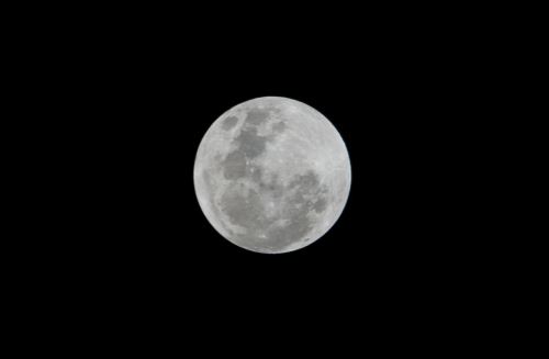 Los aficionados a la astronomía podrán ver un eclipse lunar parcial.