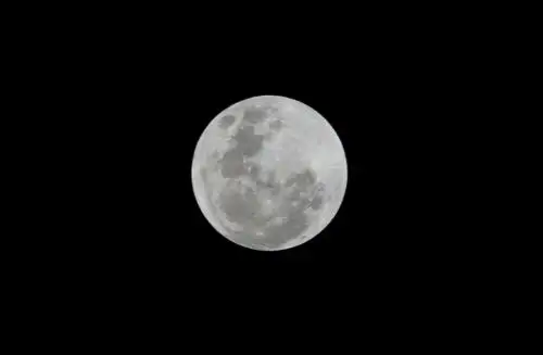 Durante una superluna, teóricamente, el diámetro de la Luna puede aumentar hasta en un 14% y su brillo aproximadamente en un 30%, según destacó hoy el diario El País de España.