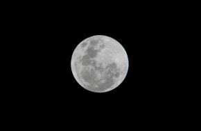 Los aficionados a la astronomía podrán ver un eclipse lunar parcial. 