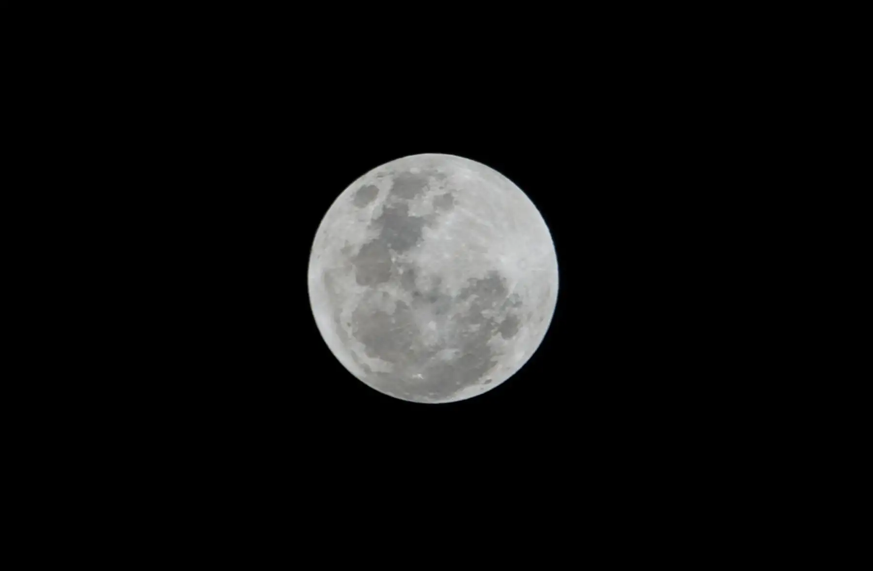 Durante una superluna, teóricamente, el diámetro de la Luna puede aumentar hasta en un 14% y su brillo aproximadamente en un 30%, según destacó hoy el diario El País de España.